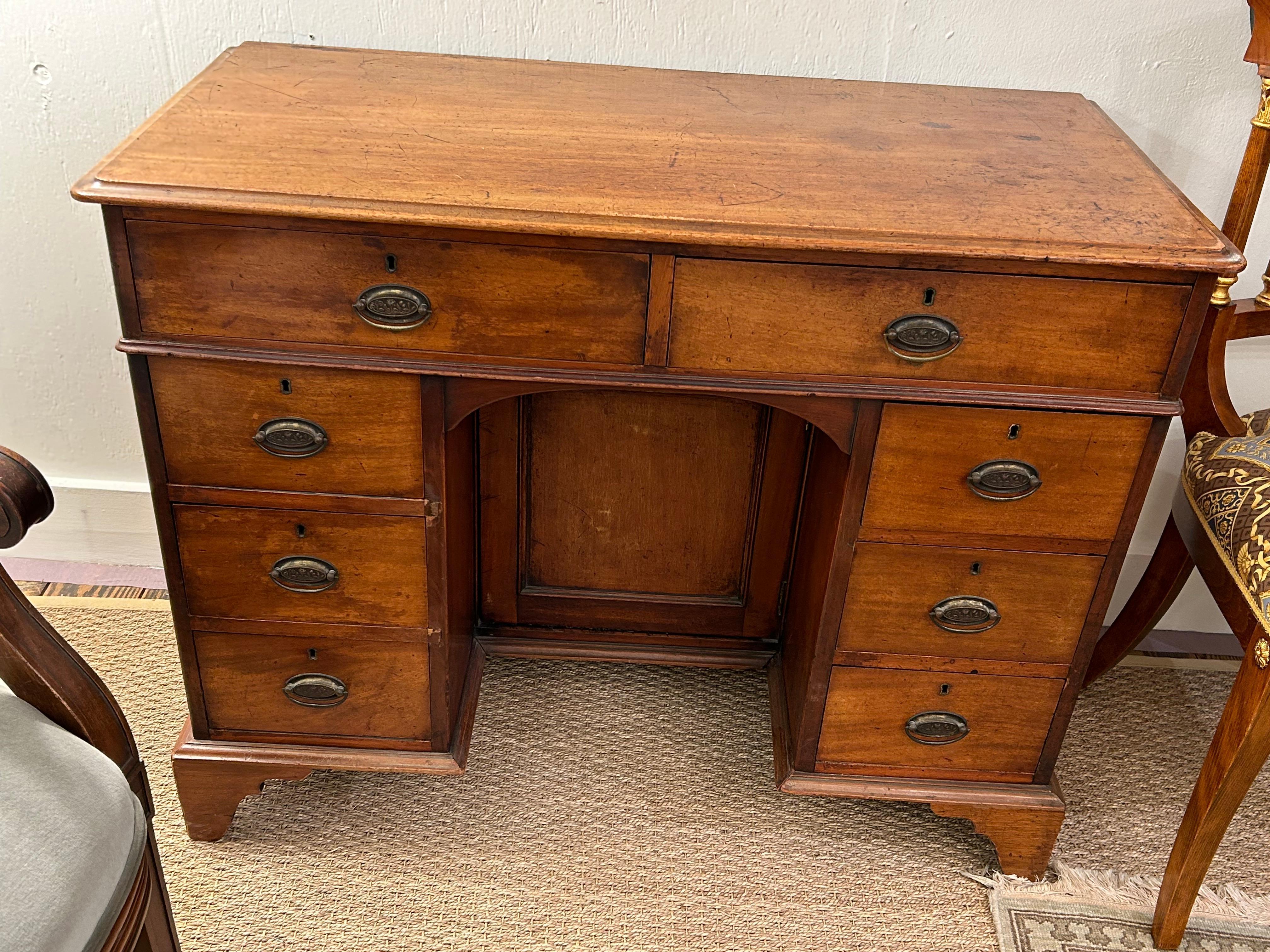 Bureau compact à genouillère en noyer ancien avec patine chaude et vieillie en vente 5