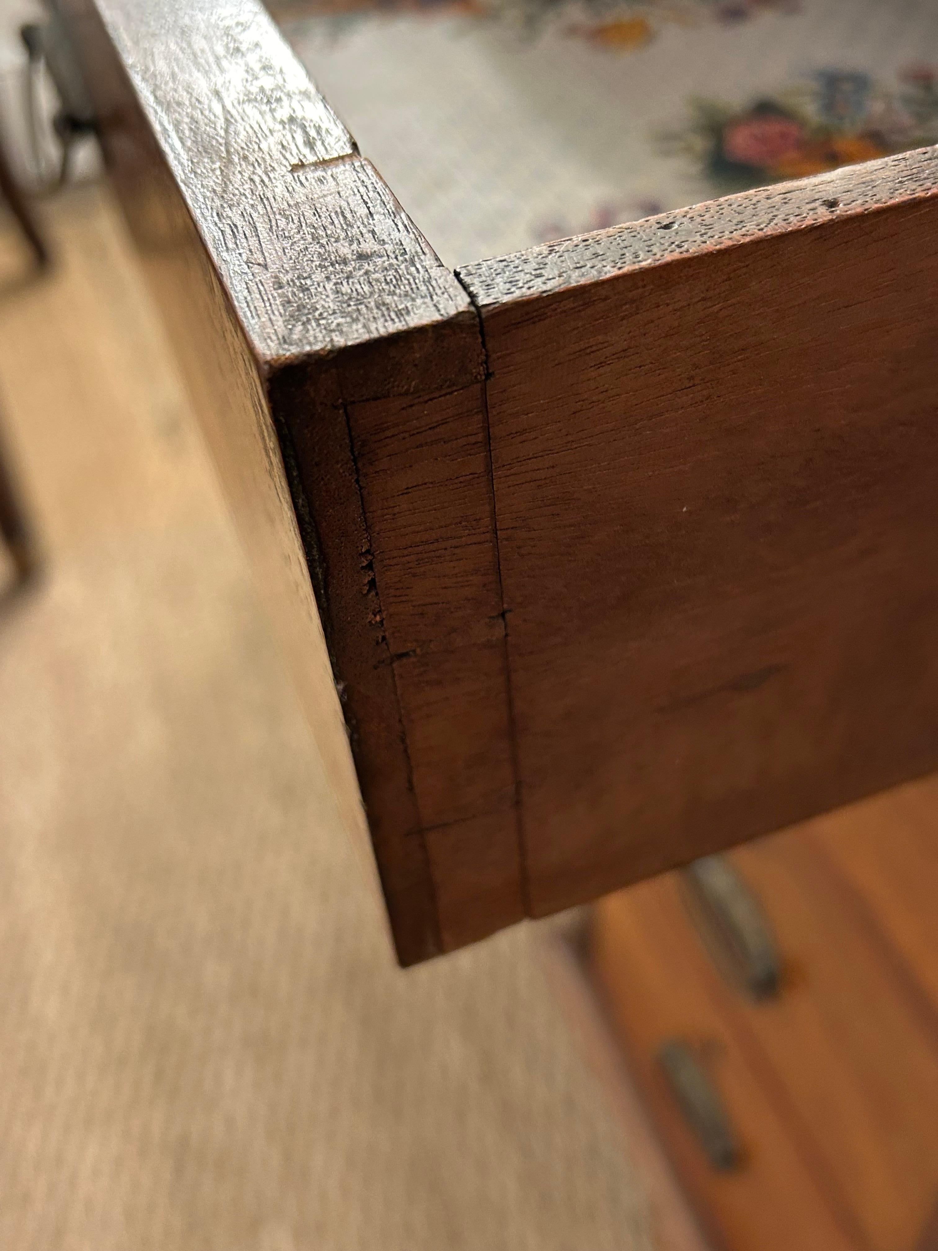 Bureau compact à genouillère en noyer ancien avec patine chaude et vieillie en vente 6