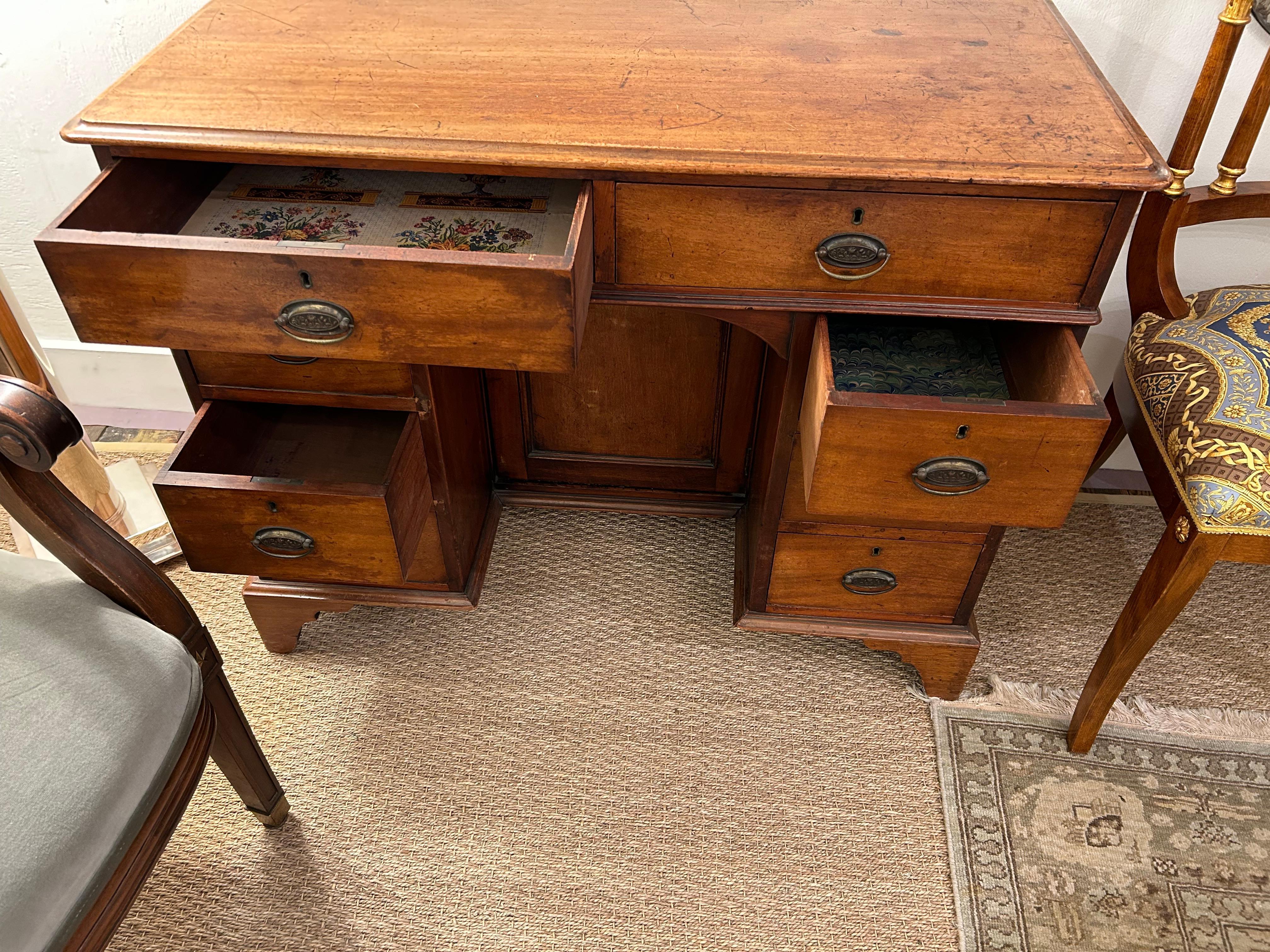 Beau bureau compact en bois chaud antique avec 2 tiroirs supérieurs et 3 tiroirs de chaque côté.  Merveilleuse patine d'ancienneté.  Le dos n'est pas terminé.
L'ouverture du trou pour les genoux est de 15 l x 24,5 h.