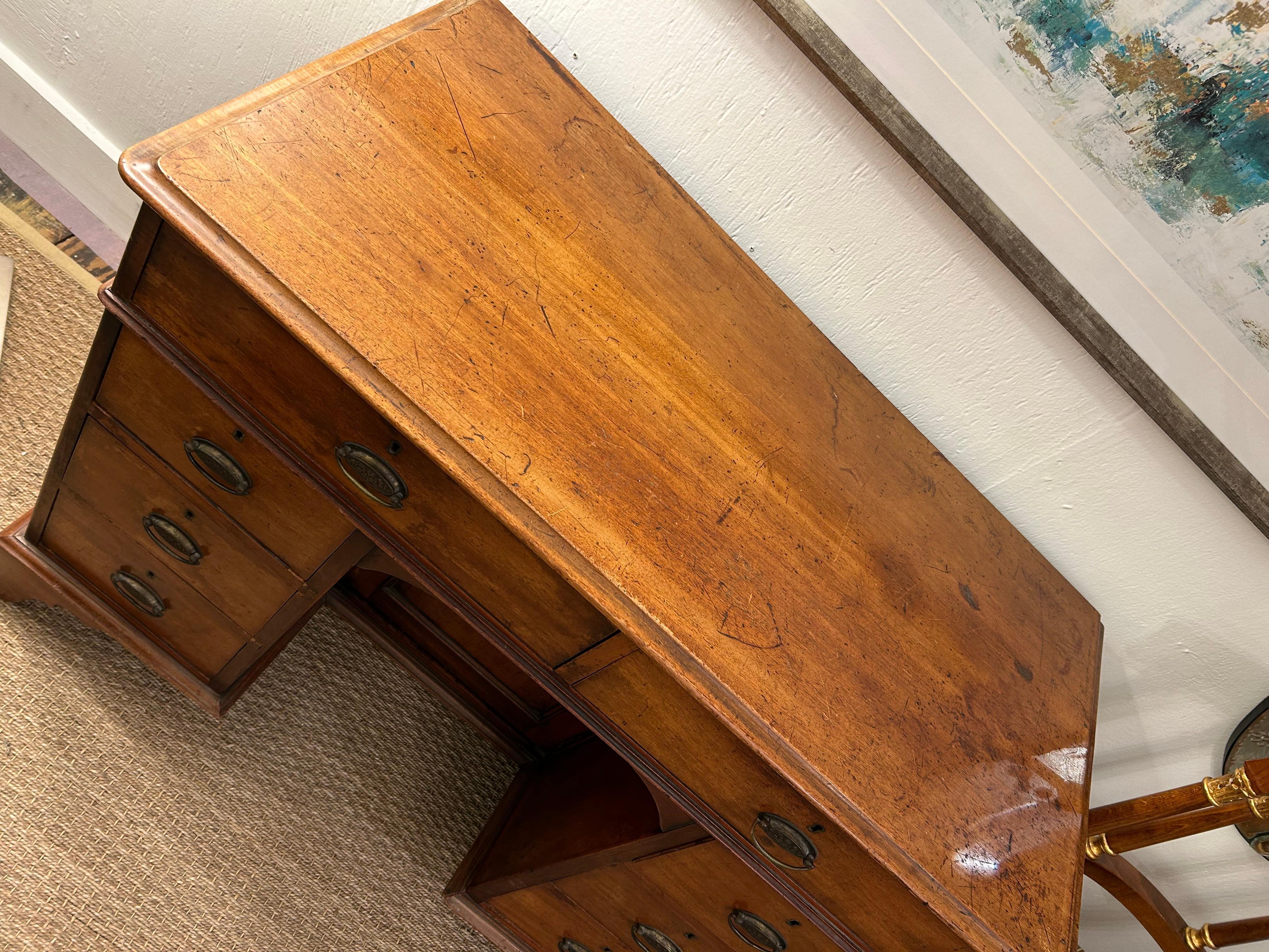 Américain Bureau compact à genouillère en noyer ancien avec patine chaude et vieillie en vente