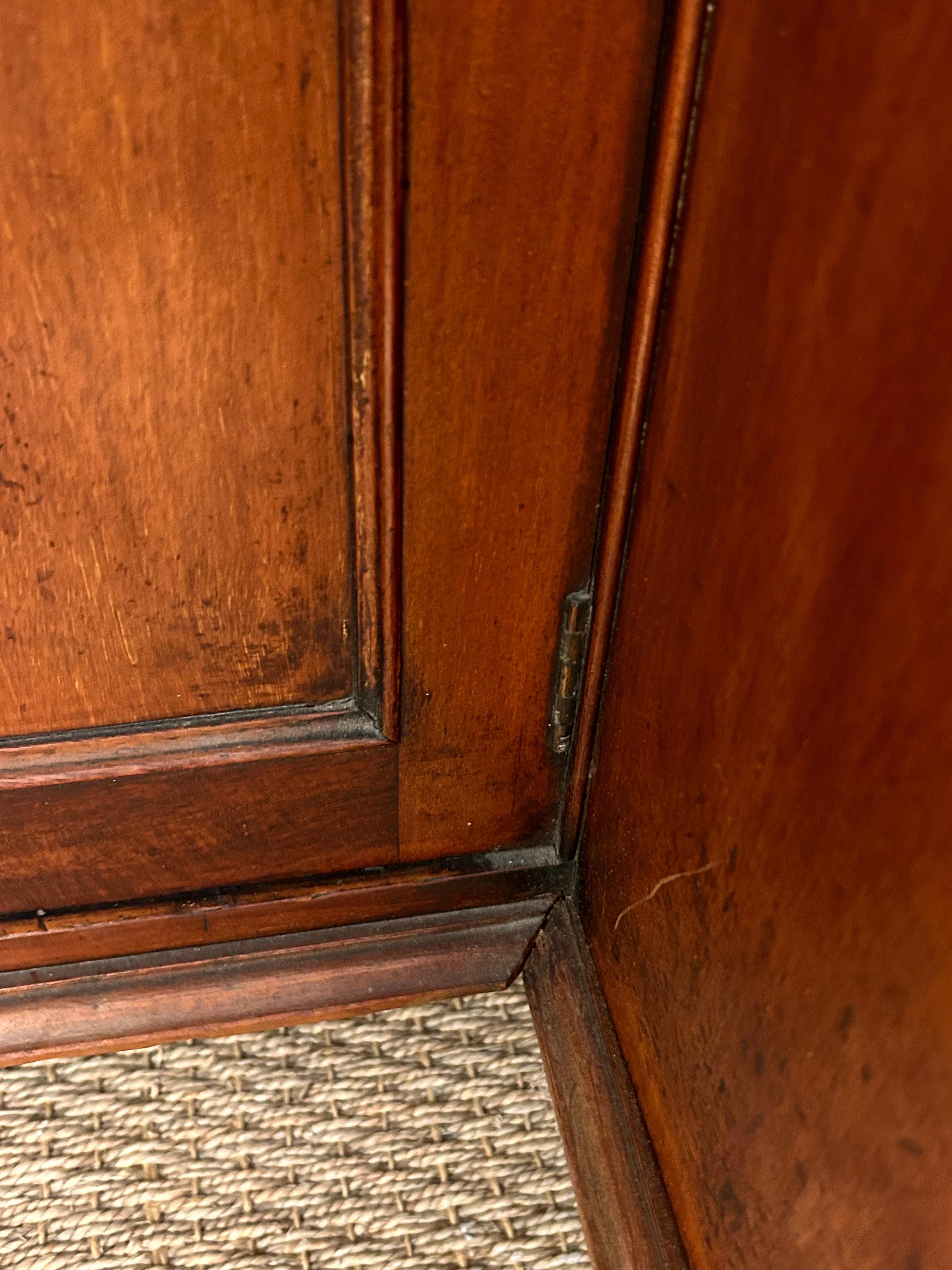 Bureau compact à genouillère en noyer ancien avec patine chaude et vieillie Bon état - En vente à Hopewell, NJ