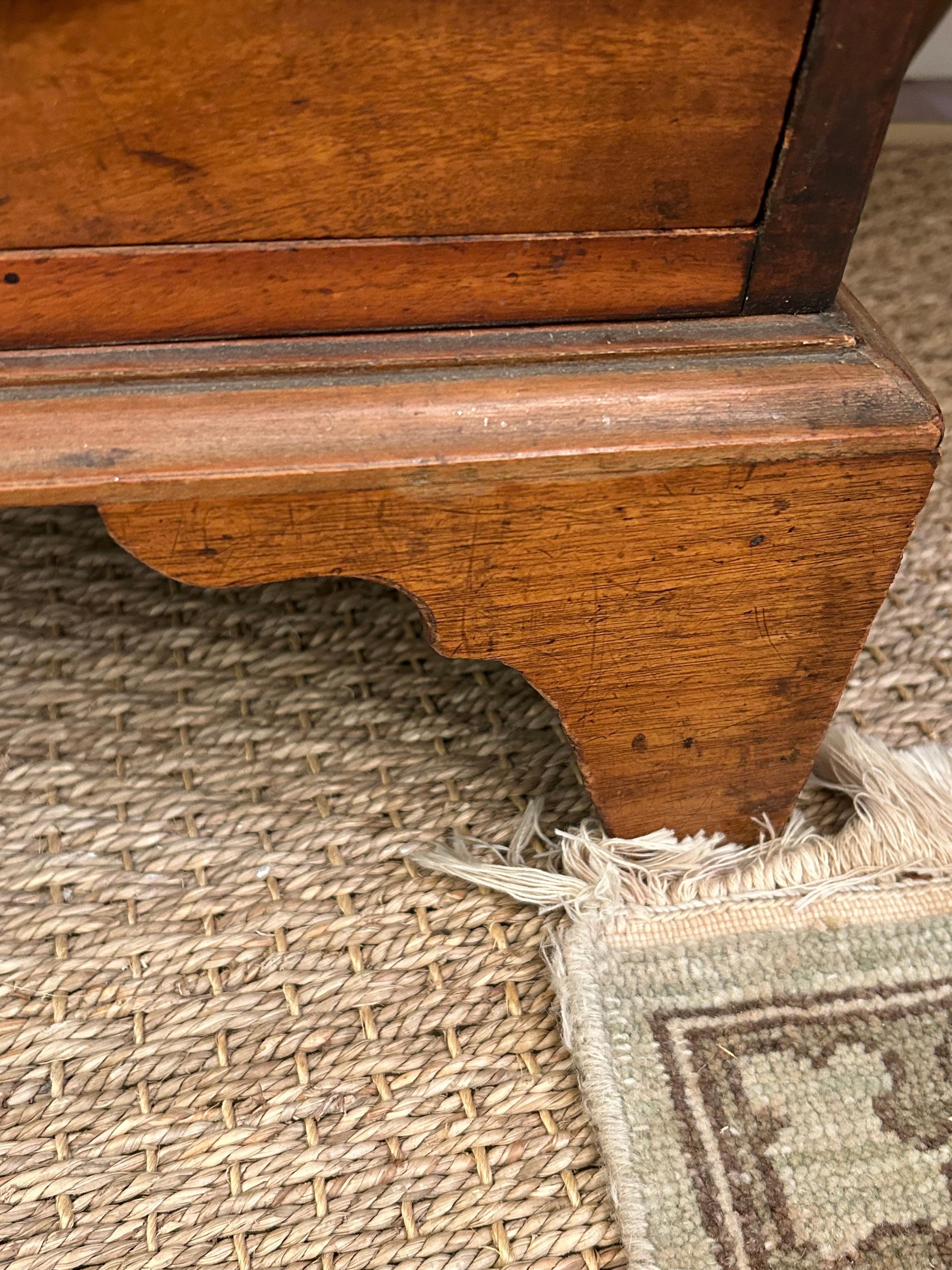 Fin du XIXe siècle Bureau compact à genouillère en noyer ancien avec patine chaude et vieillie en vente