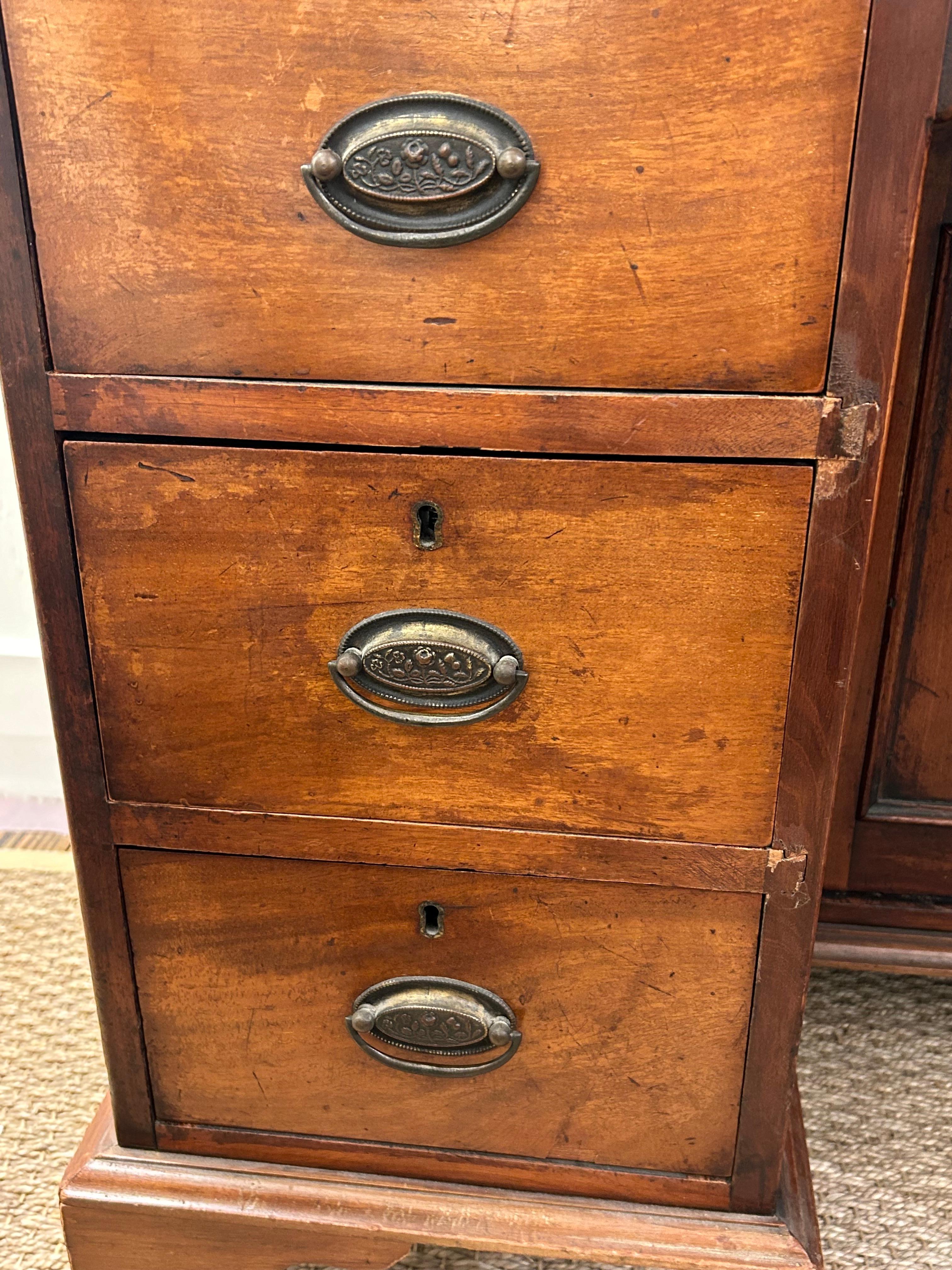 Noyer Bureau compact à genouillère en noyer ancien avec patine chaude et vieillie en vente
