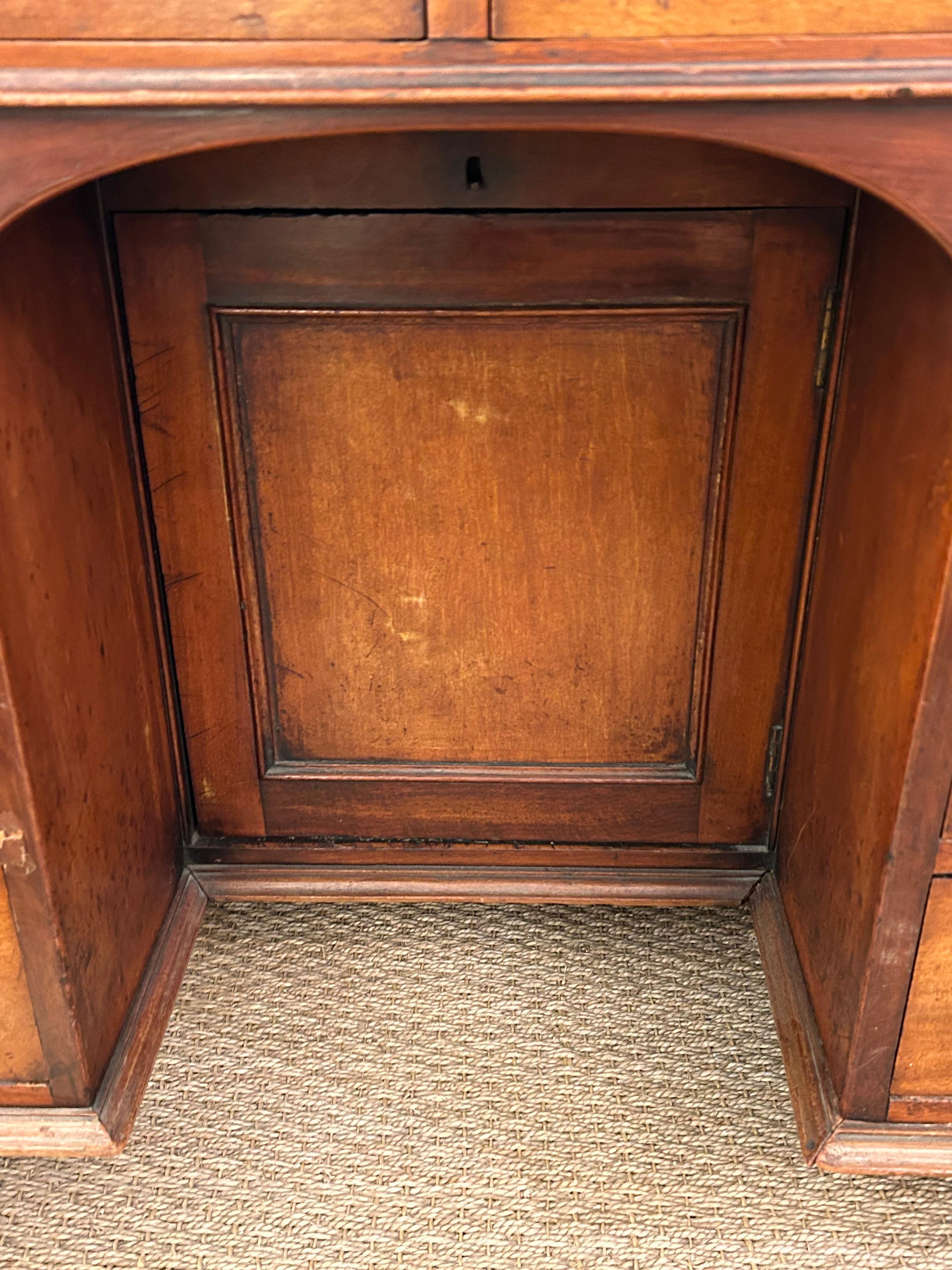 Bureau compact à genouillère en noyer ancien avec patine chaude et vieillie en vente 1