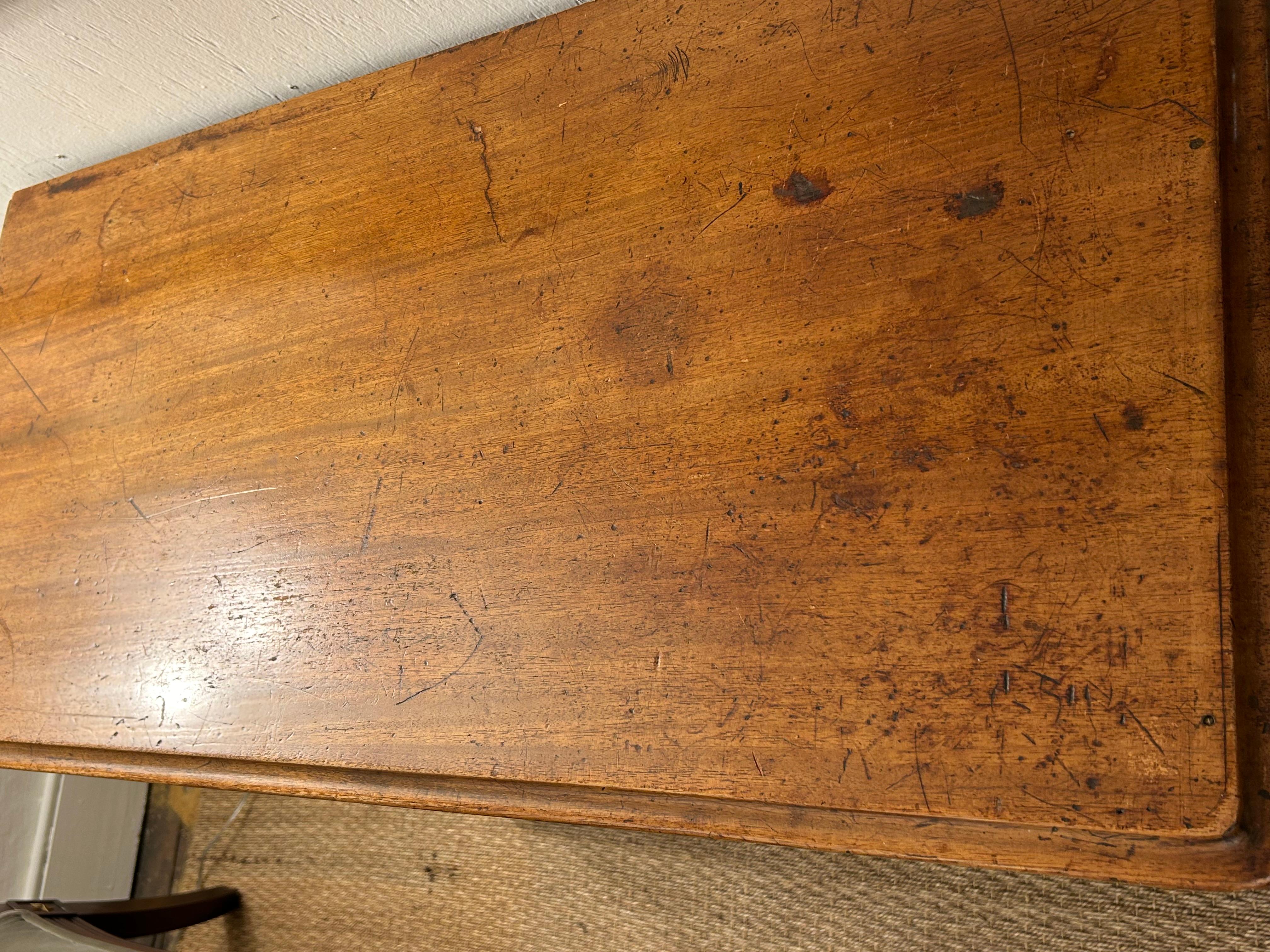 Bureau compact à genouillère en noyer ancien avec patine chaude et vieillie en vente 3