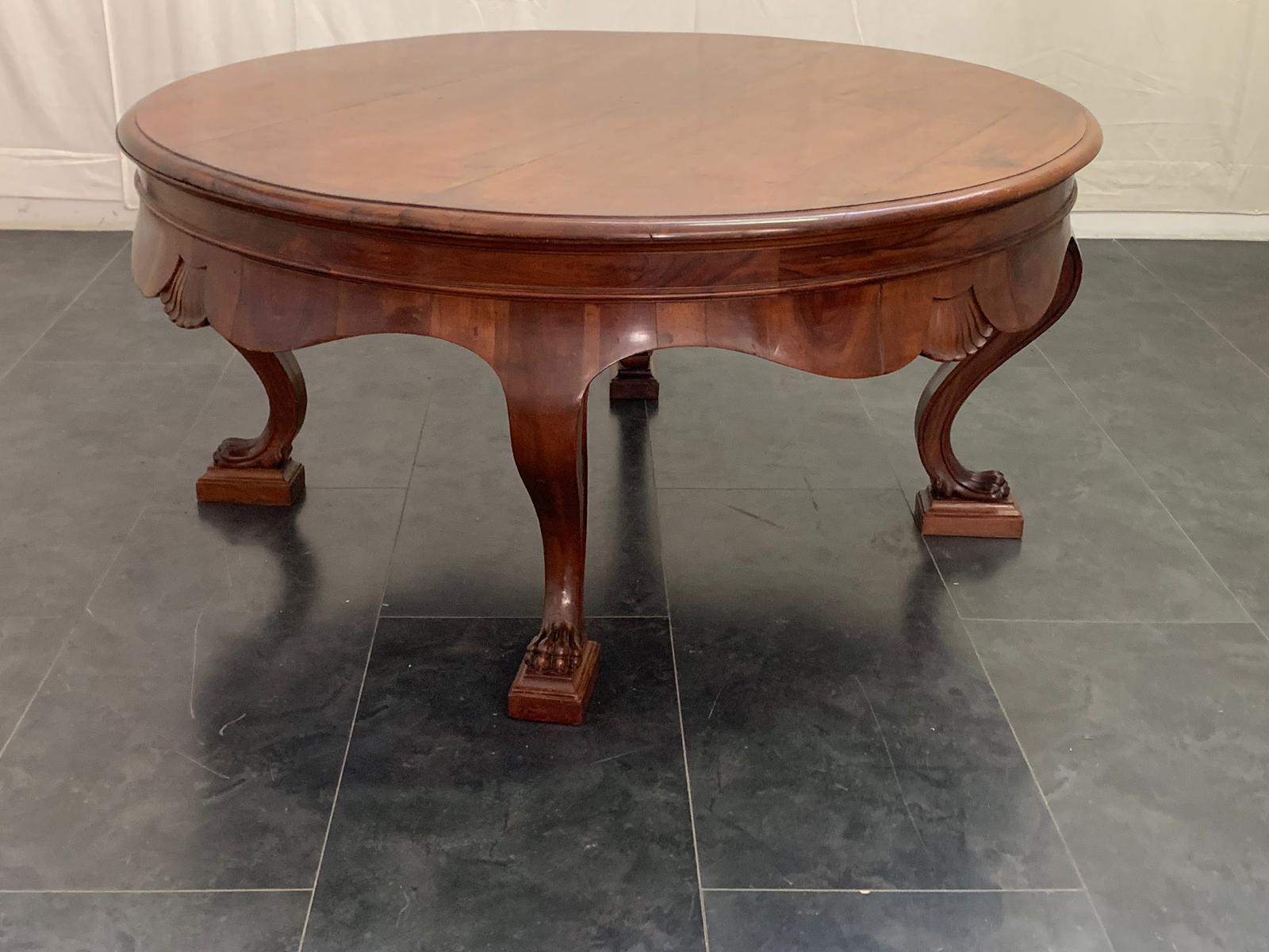 Beautiful round table, late 18th century and very early 19th century, solid walnut wood, excellent cabinet-making.
Packaging with bubble wrap and cardboard boxes is included. If the wooden packaging is needed (fumigated crates or boxes) for US and