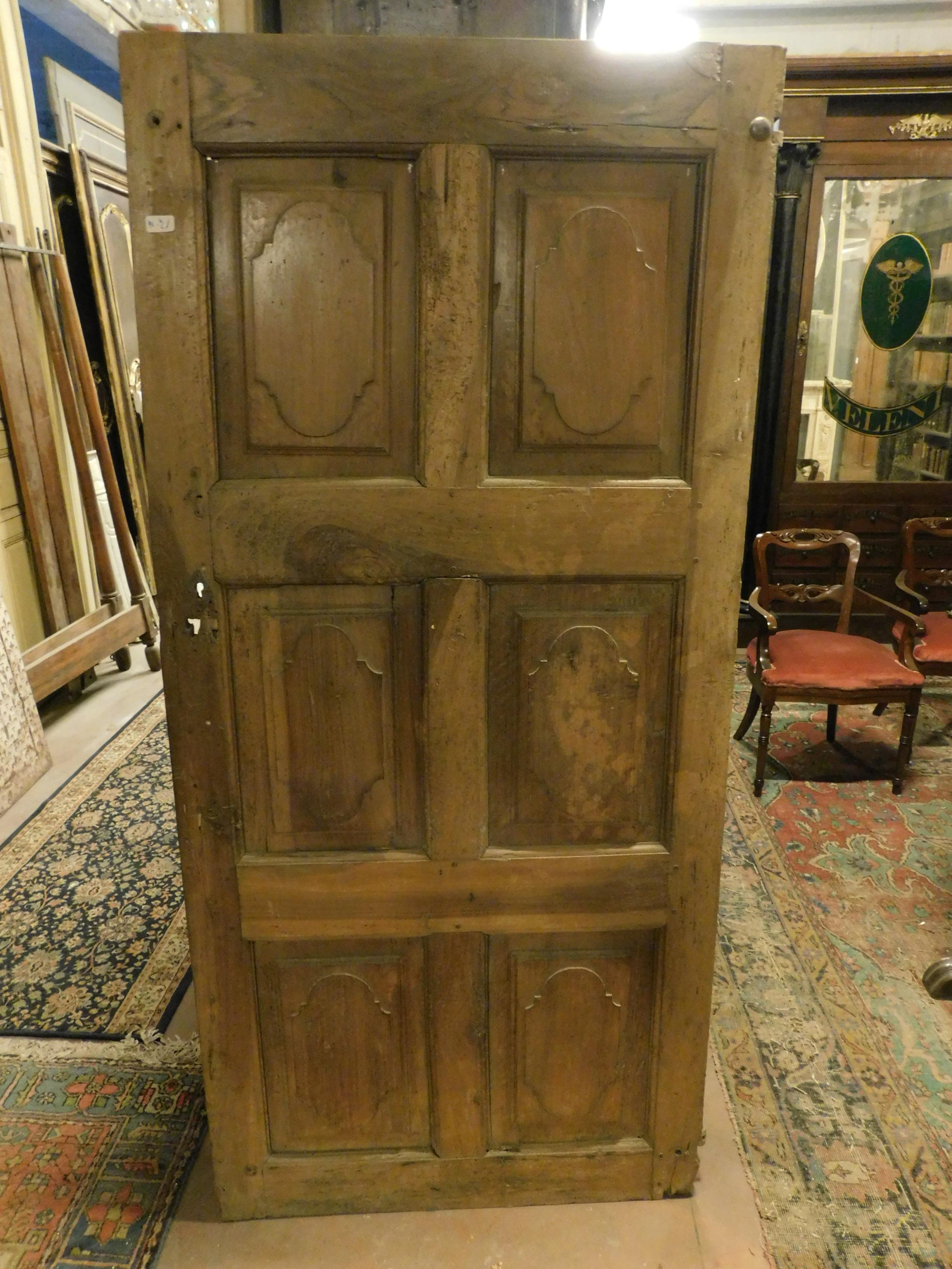 Antique Walnut Door Carved with Six Panels, 18th Century Italy In Good Condition For Sale In Cuneo, Italy (CN)