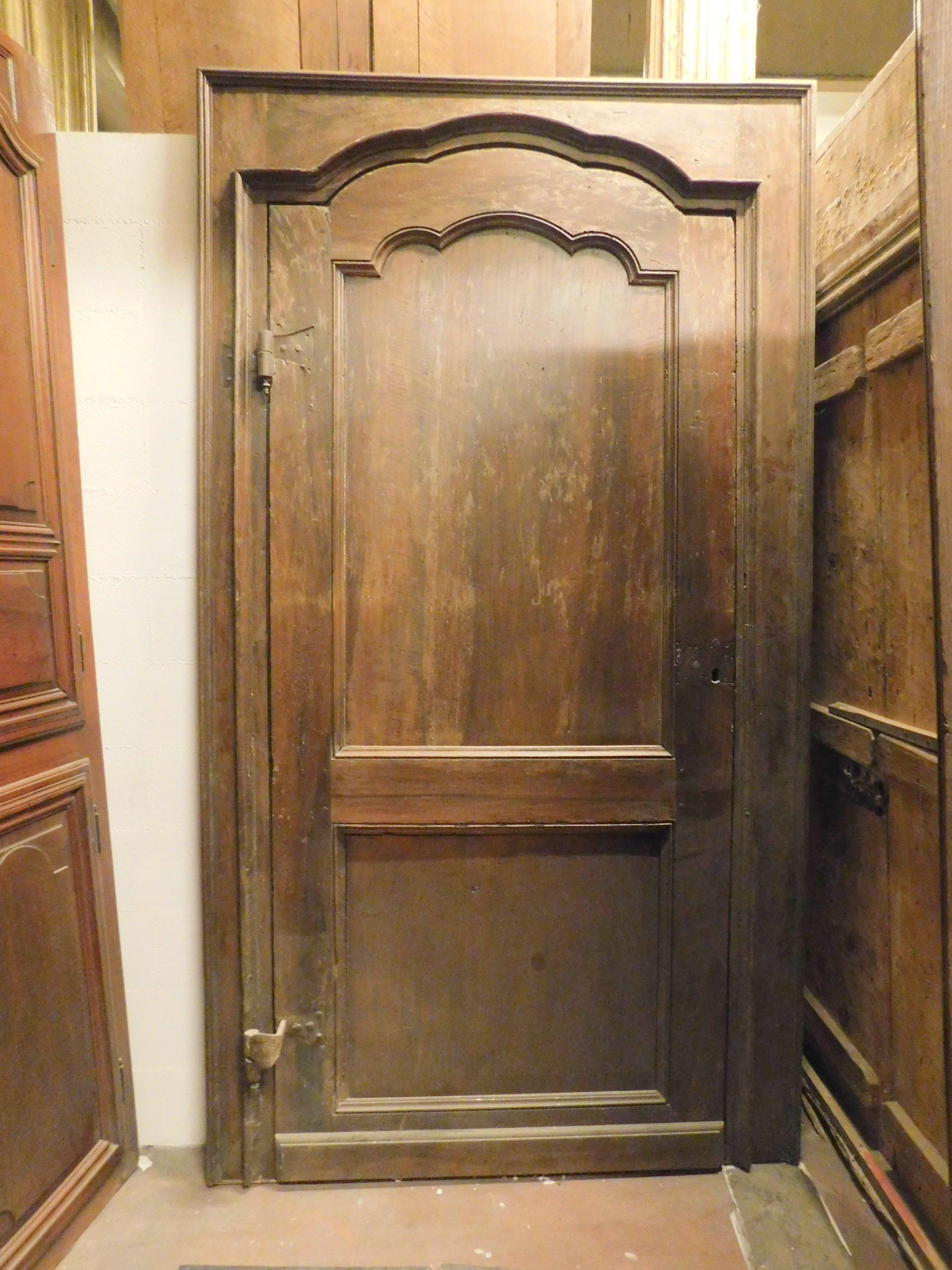 Puerta antigua de nogal con marco, barra movida, Siglo XVIII, Italia Italiano en venta