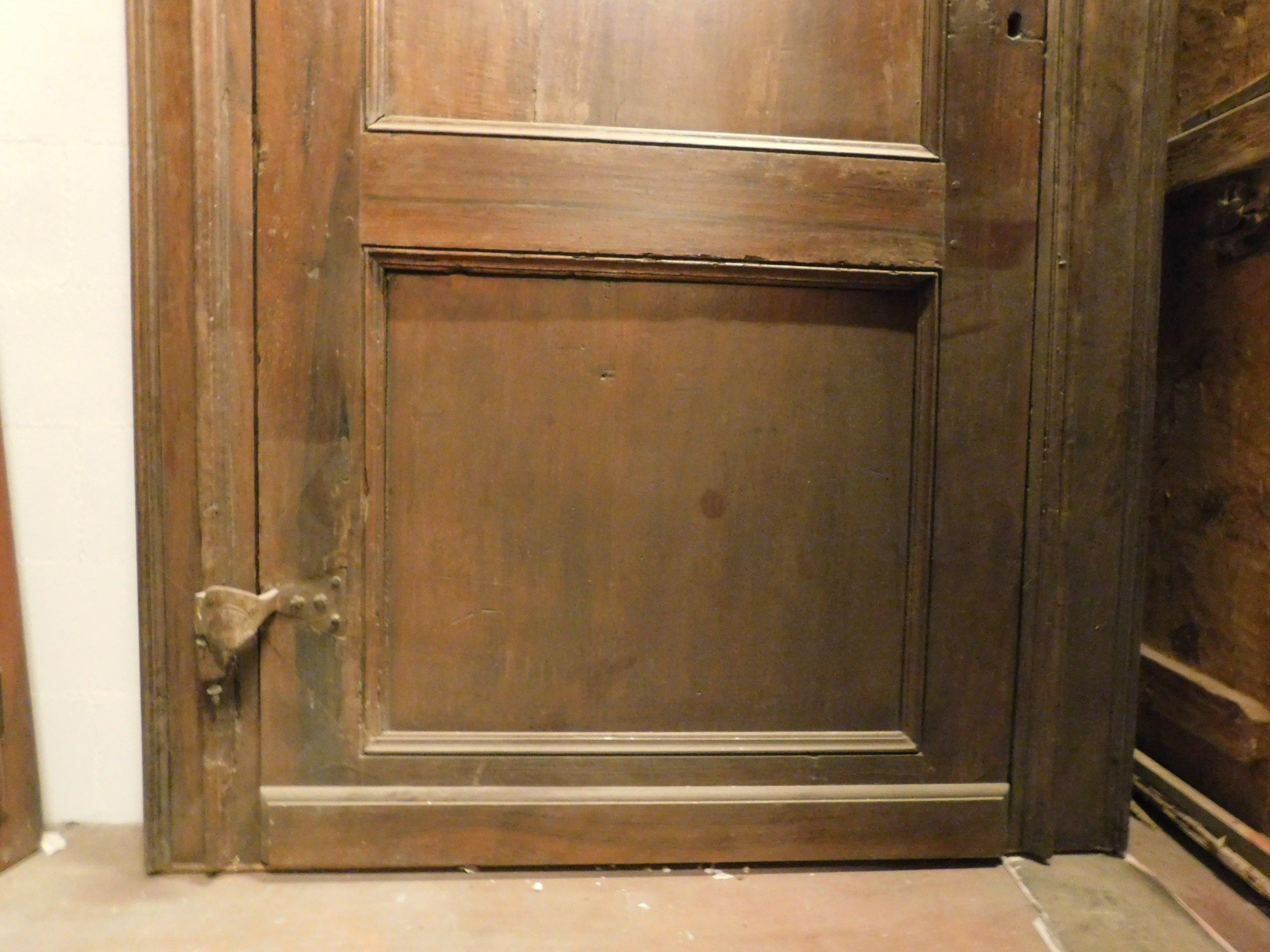 Antique Walnut Door with Frame, Moved Bar, 18th Century, Italy In Good Condition For Sale In Cuneo, Italy (CN)