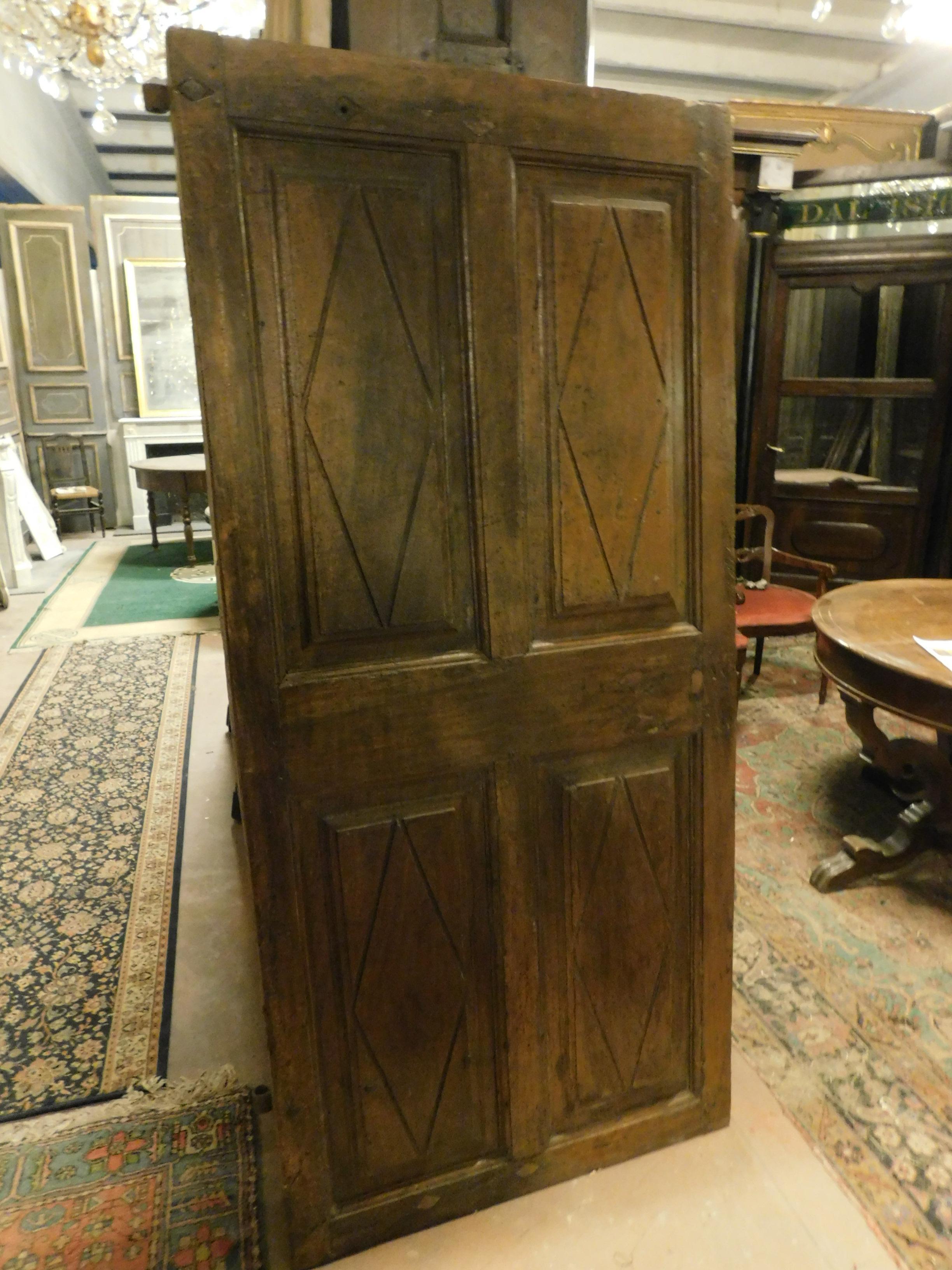 Ancient single door, hand-carved in precious solid walnut wood, patinated and sculpted with 4 panels with lozenges, Piedmontese origins, hand-built in the 18th century in Italy.
Measure cm w 91 x h 193 x t 3.5.