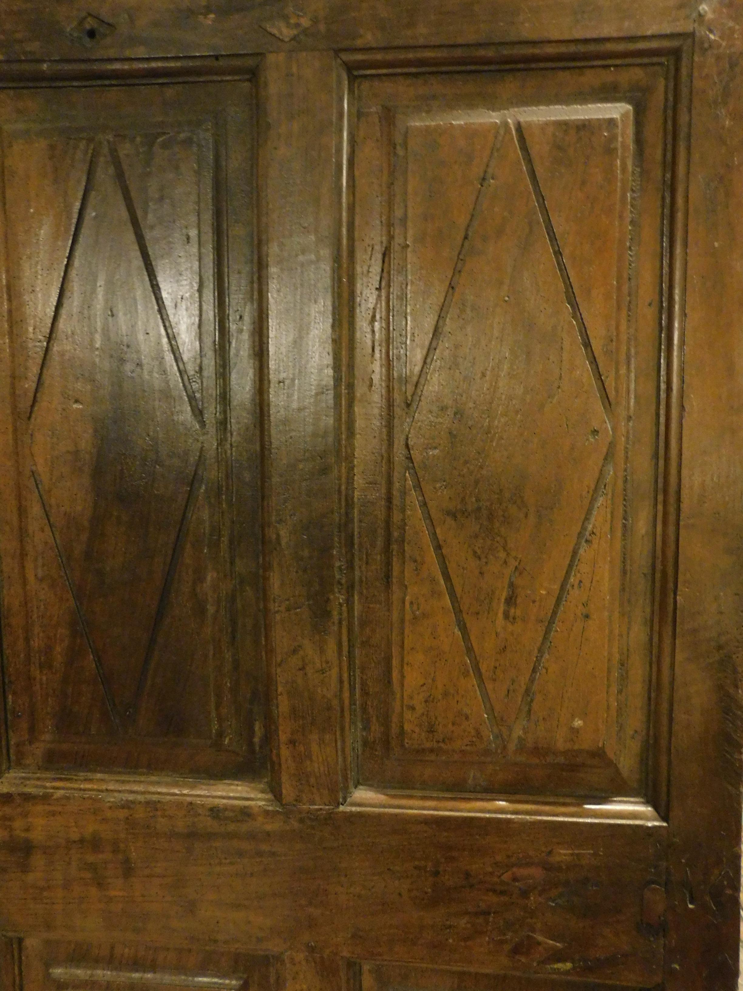 Antike Tür aus Nussbaumholz mit piemontesisch geschnitzten Rauten, 18. Jahrhundert, Italien (18. Jahrhundert und früher) im Angebot