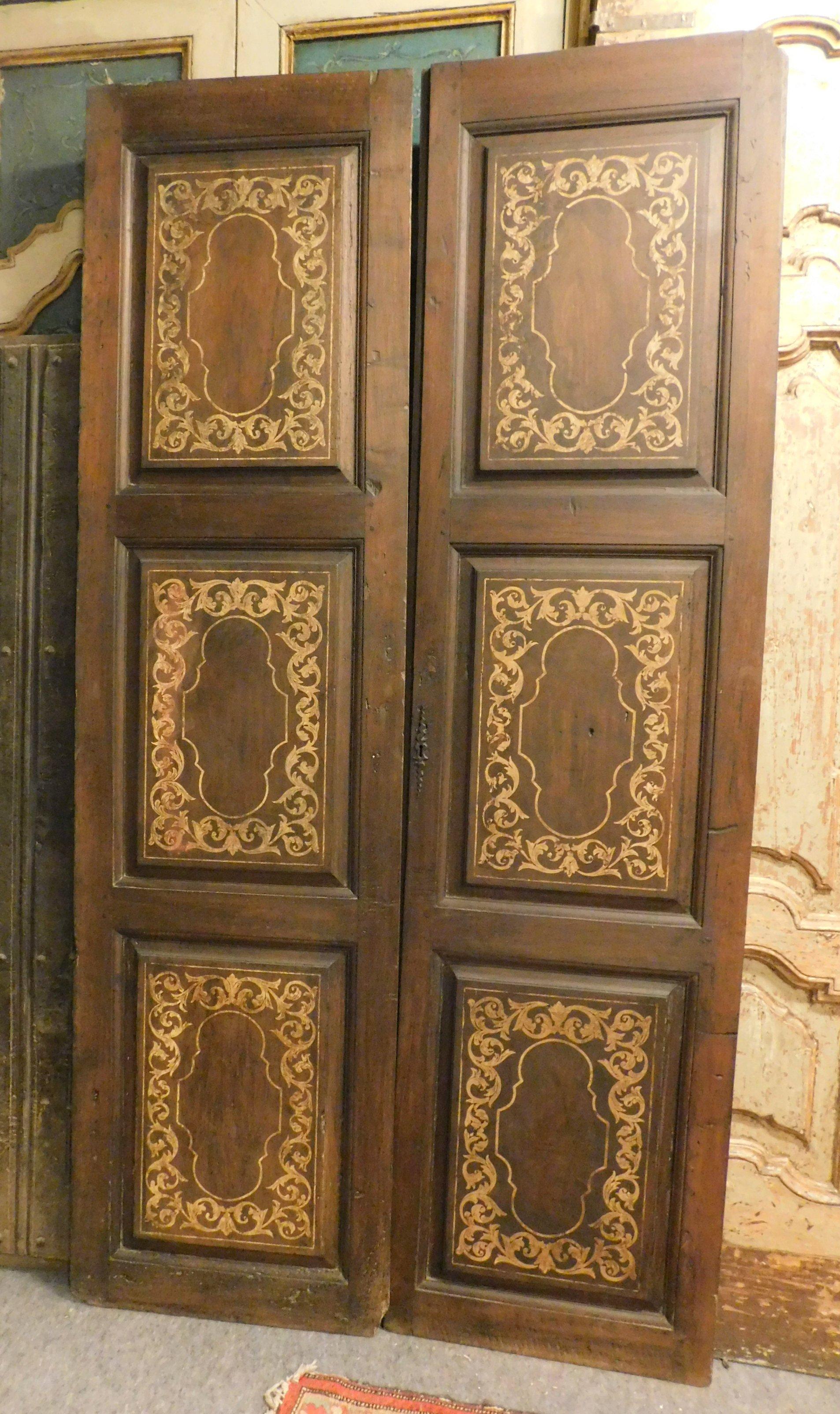 Antike Doppeltür aus kostbarem Nussbaumholz, mit zwei Flügeln mit hellen und dunklen Intarsien, mit typischen Fliesen der Zeit, ohne Scharniere, sie können als Paneele verwendet werden oder mit jedem gewünschten Scharnier angepasst werden, von Hand