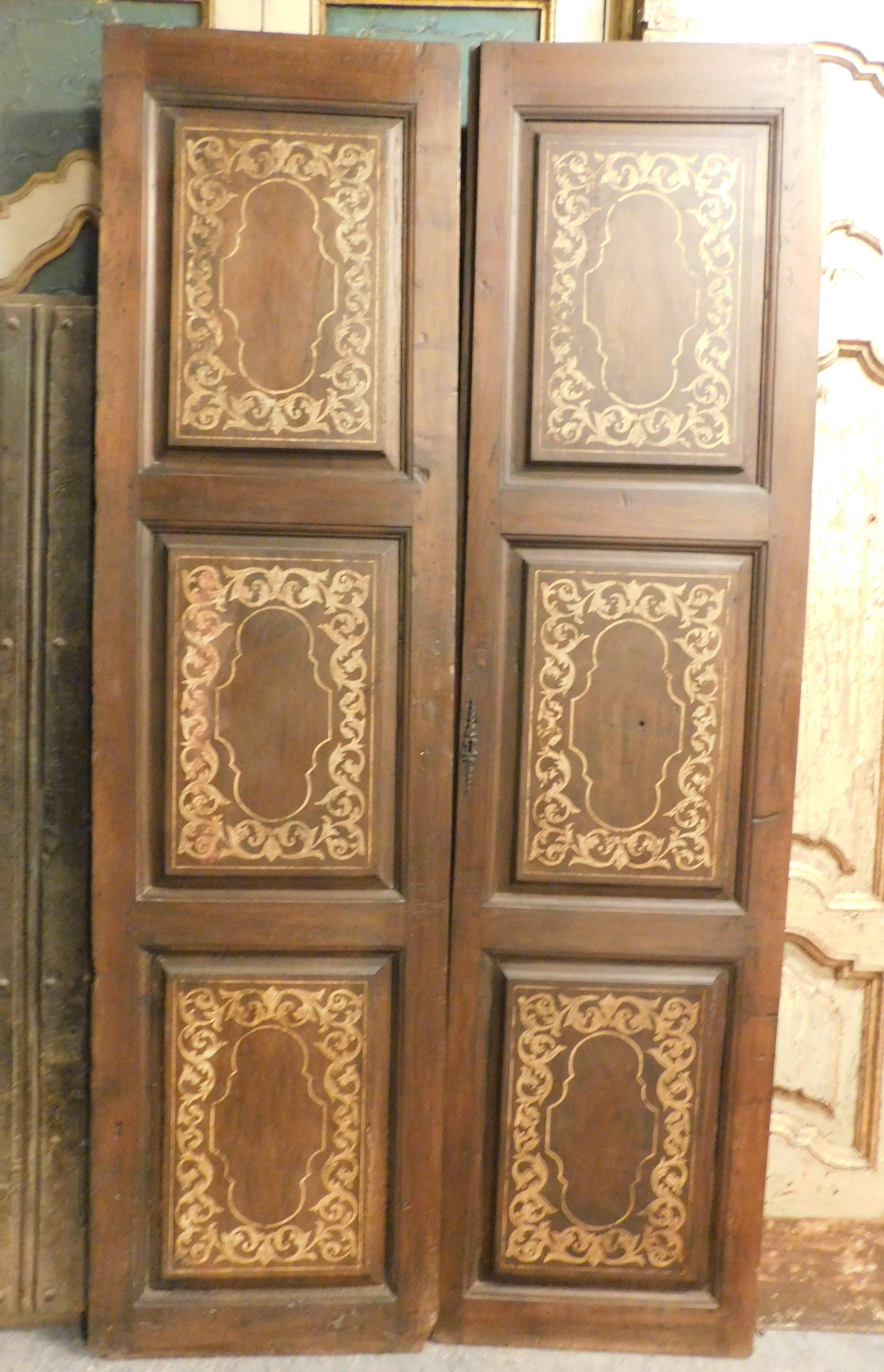 Antique Walnut Double Door, Two Wings Light/Dark Inlays, 18th Century, Italy In Good Condition For Sale In Cuneo, Italy (CN)
