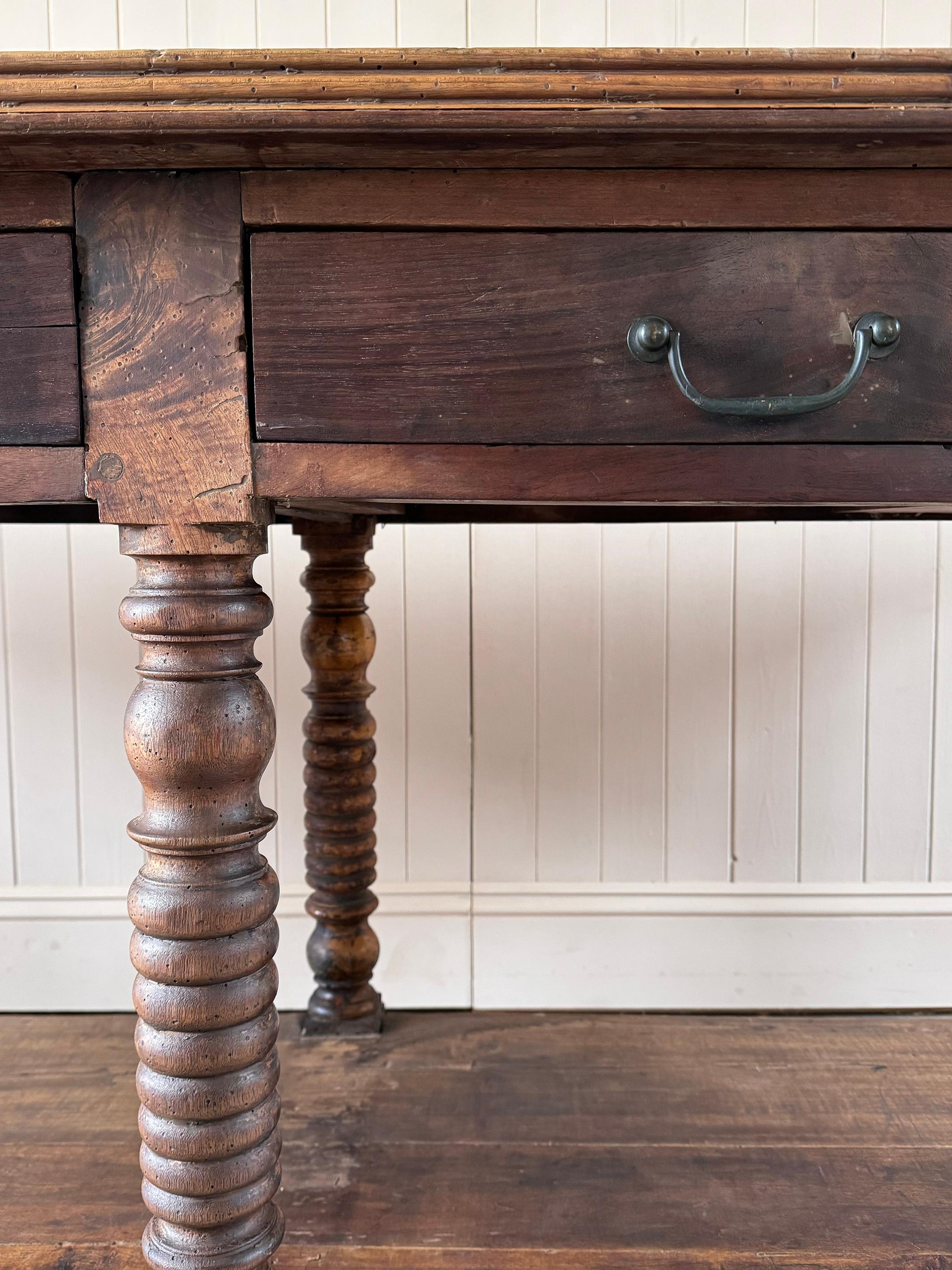 Bien que cette superbe table drapée soit française, nous l'avons en fait achetée dans une maison à Milan - elle a beaucoup voyagé !  Milieu du XIXe siècle.

Il a tellement d'atouts - belle patine du noyer avec quelques coups et éraflures, il n'est