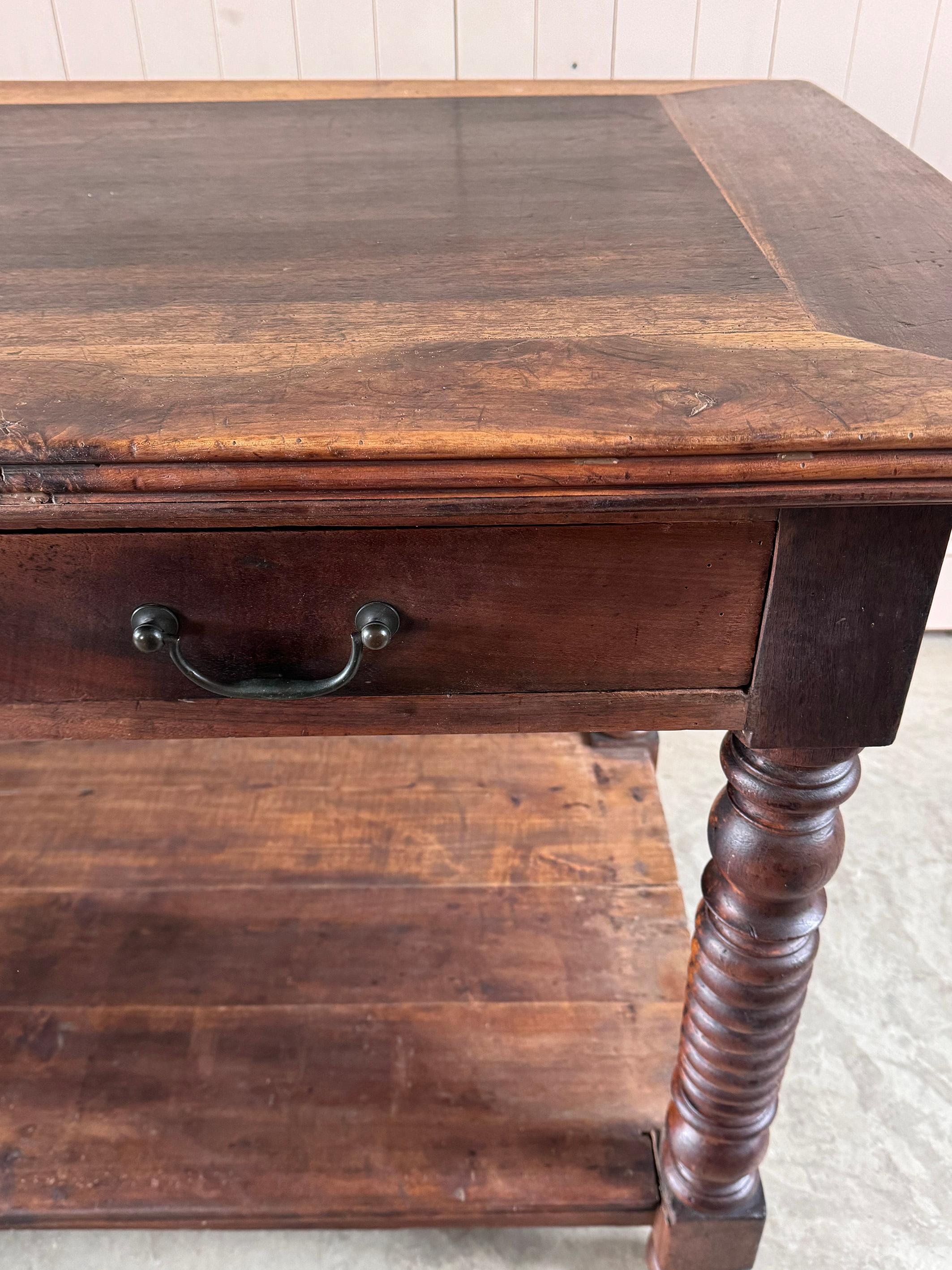 Provincial français Table de drapier ancienne en noyer