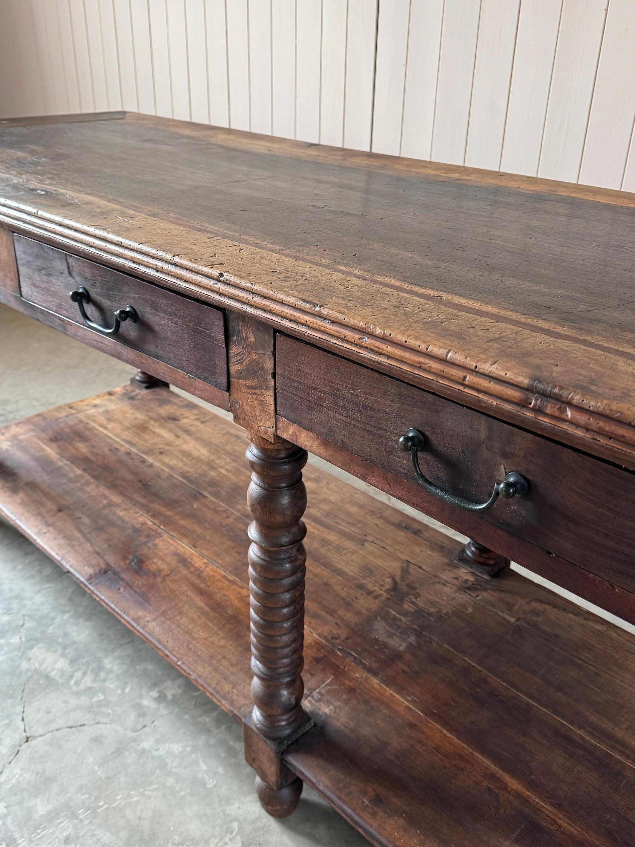 Français Table de drapier ancienne en noyer