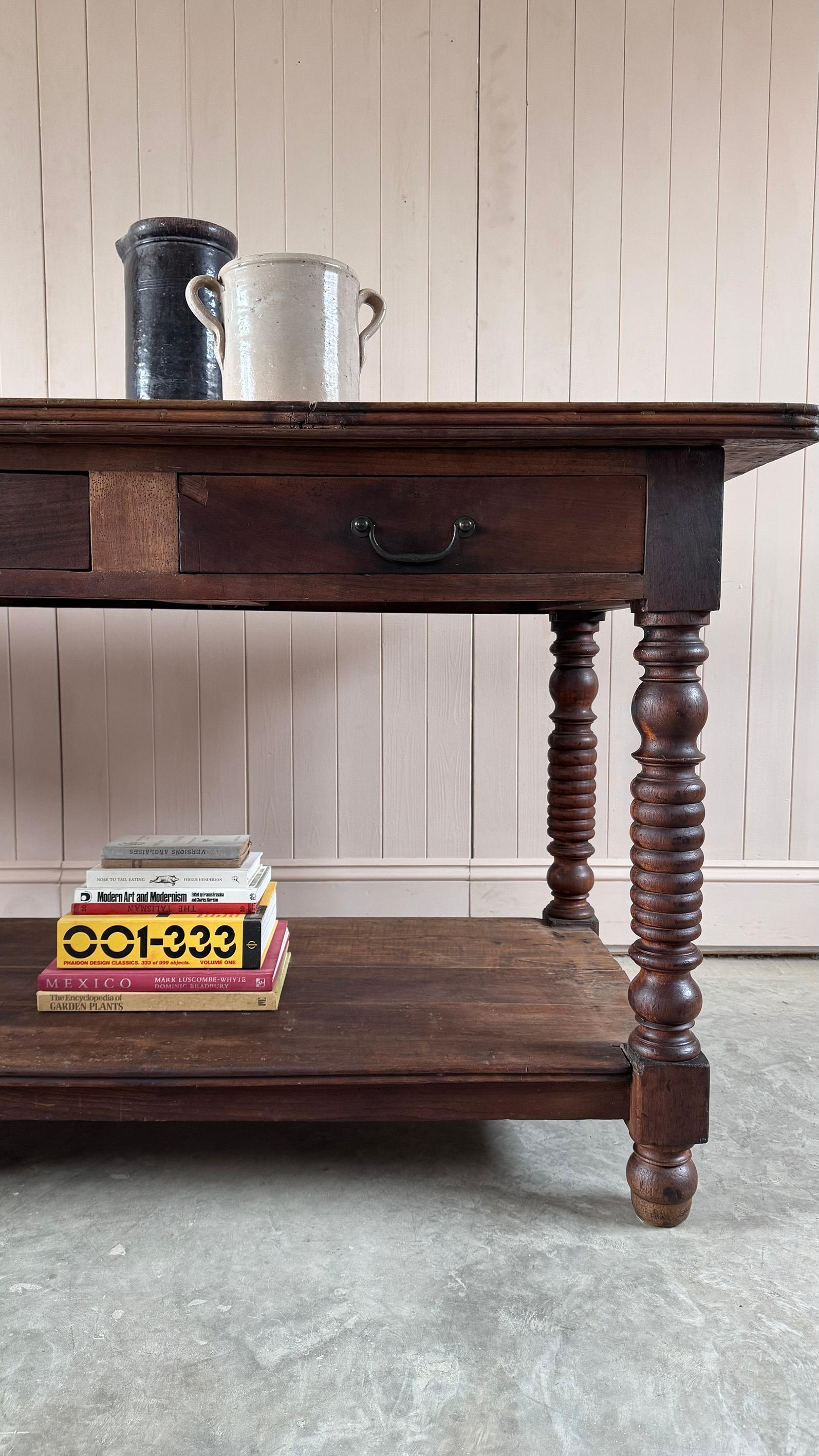 Table de drapier ancienne en noyer 1