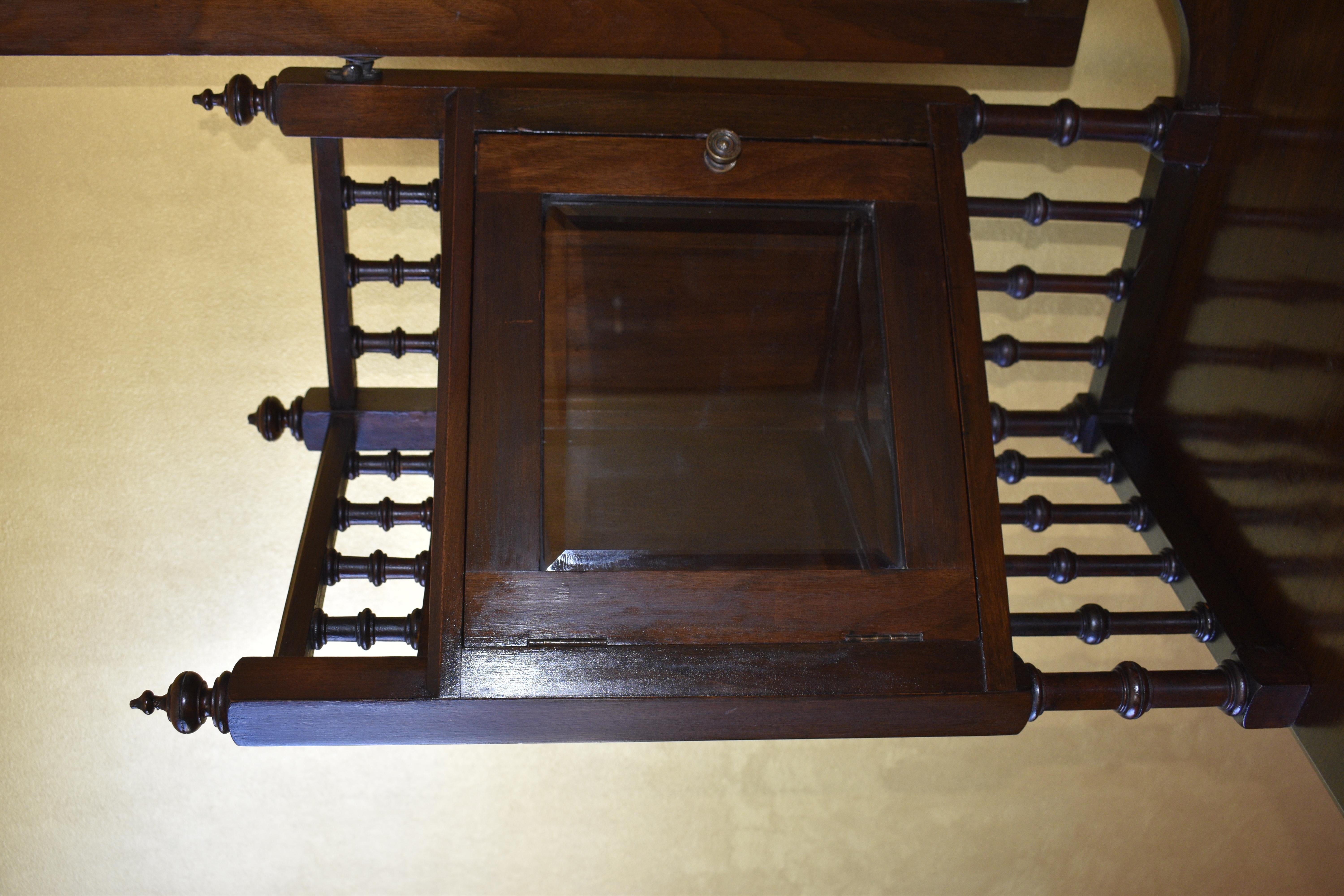 Antiker Kommodentisch aus Nussbaumholz mit vier Schubladen und Spiegel im Angebot 5