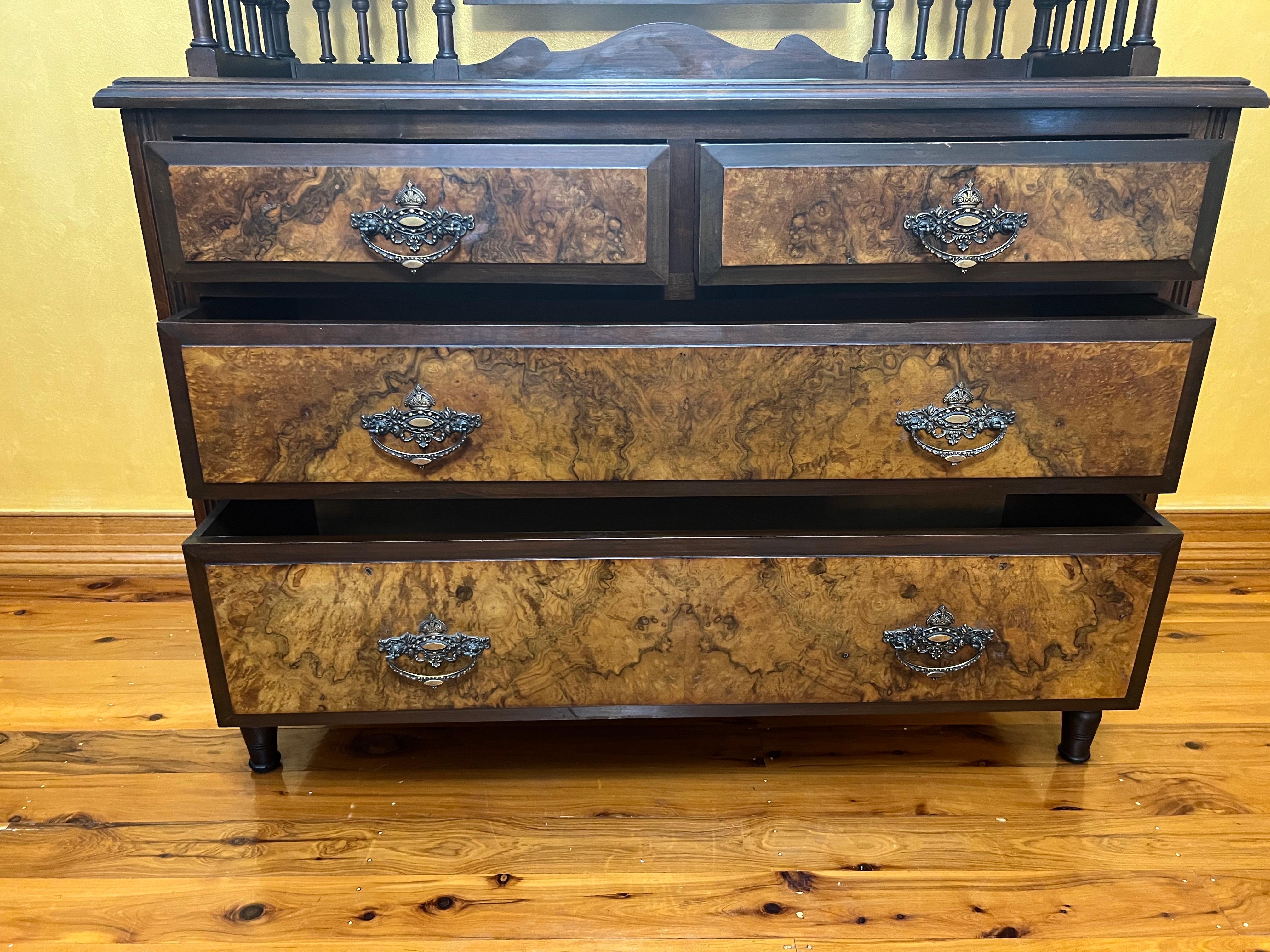 Antiker Kommodentisch aus Nussbaumholz mit vier Schubladen und Spiegel im Zustand „Gut“ im Angebot in EDENSOR PARK, NSW