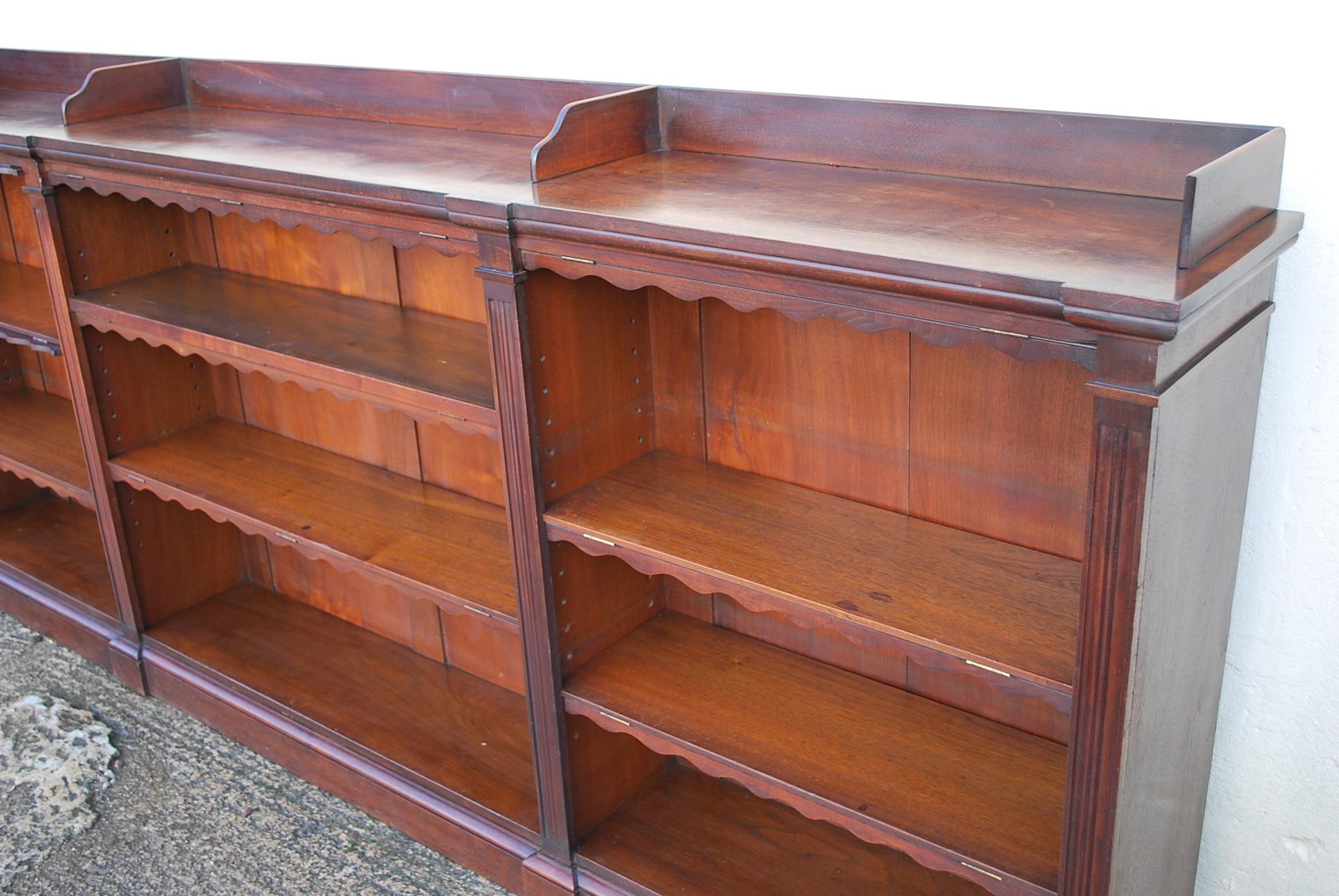 Antique Walnut English Breakfront Open Bookcase or Shelves In Good Condition For Sale In Winchcombe, Gloucesteshire