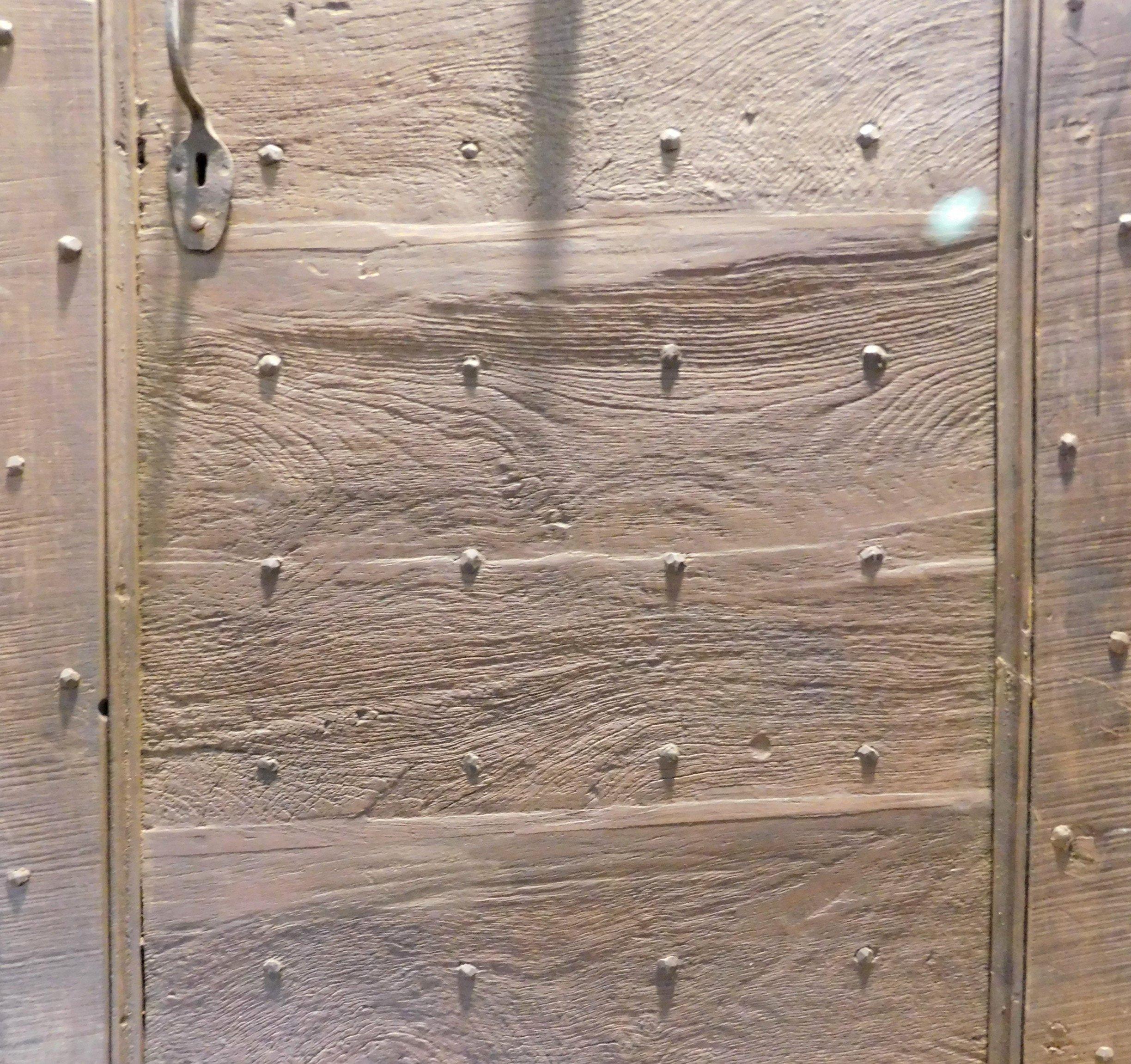 Antique walnut entrance door in rustic style, with nails, 18th century Italy In Good Condition For Sale In Cuneo, Italy (CN)