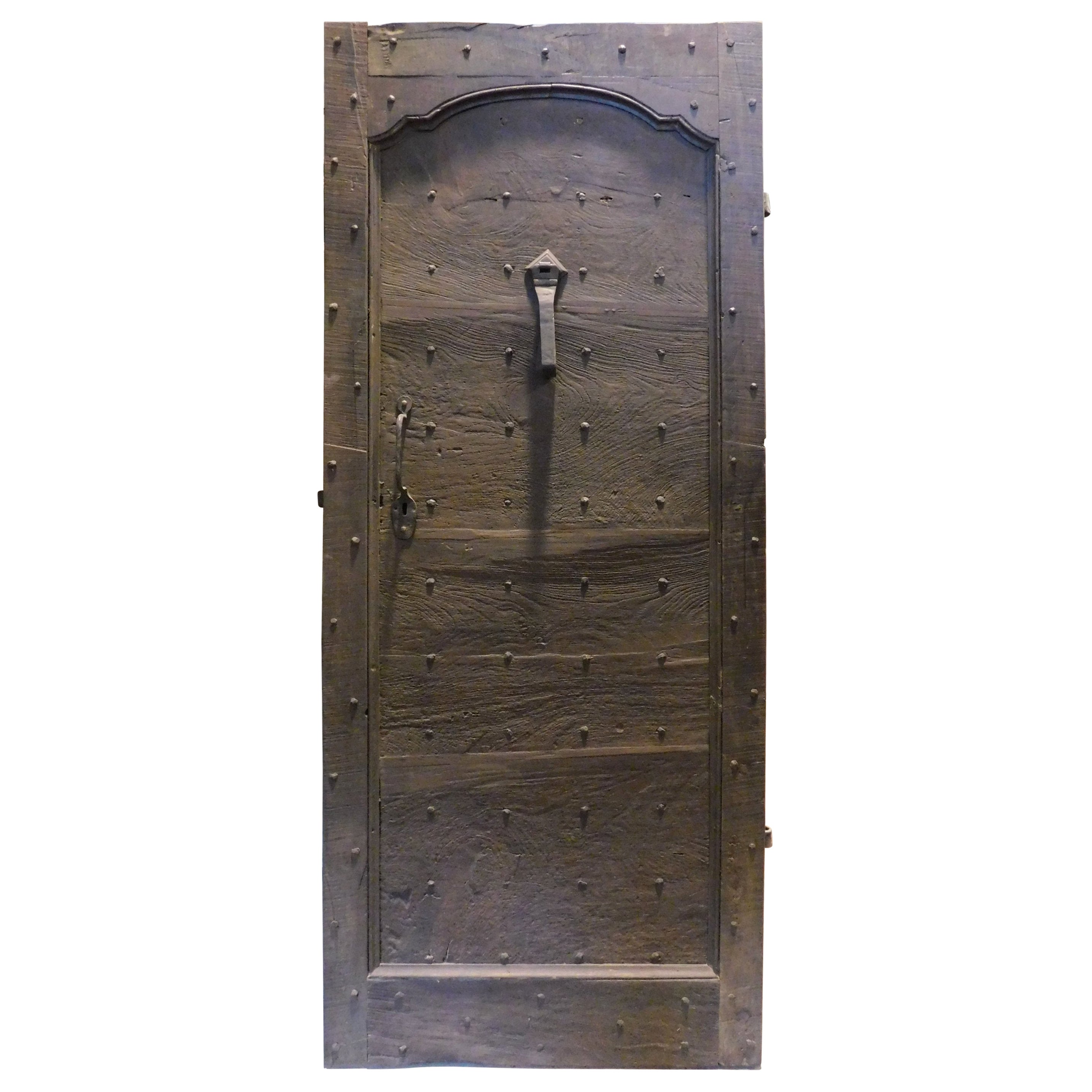 Antica porta d'ingresso in noce in stile rustico, con chiodi, Italia del XVIII secolo
