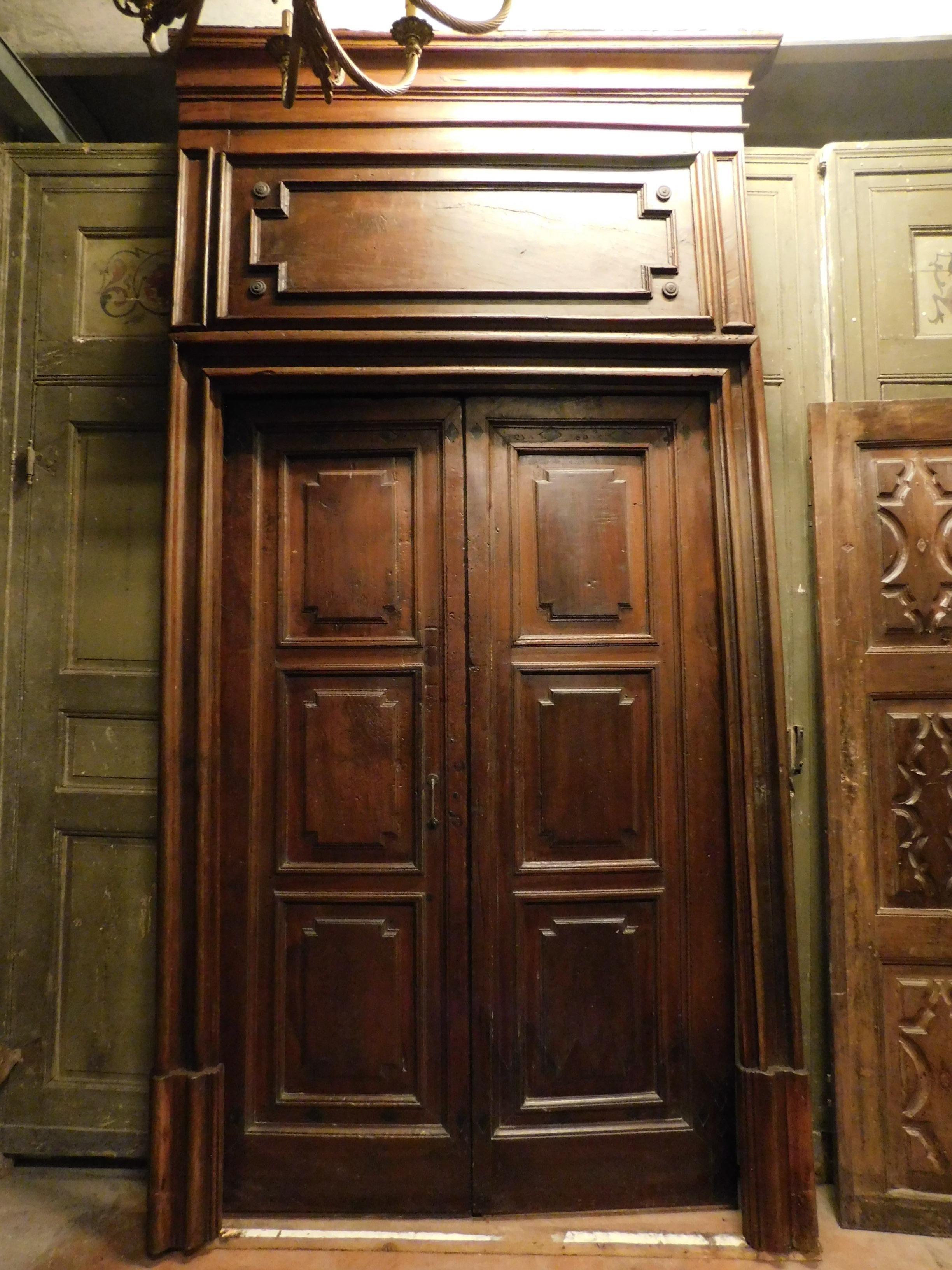 Ancient entrance door, main door, built and hand-carved in precious walnut wood, original and complete with portal, made in the 18th century, for an important building in the historic center in northern Italy.
Ideal for entrances to important