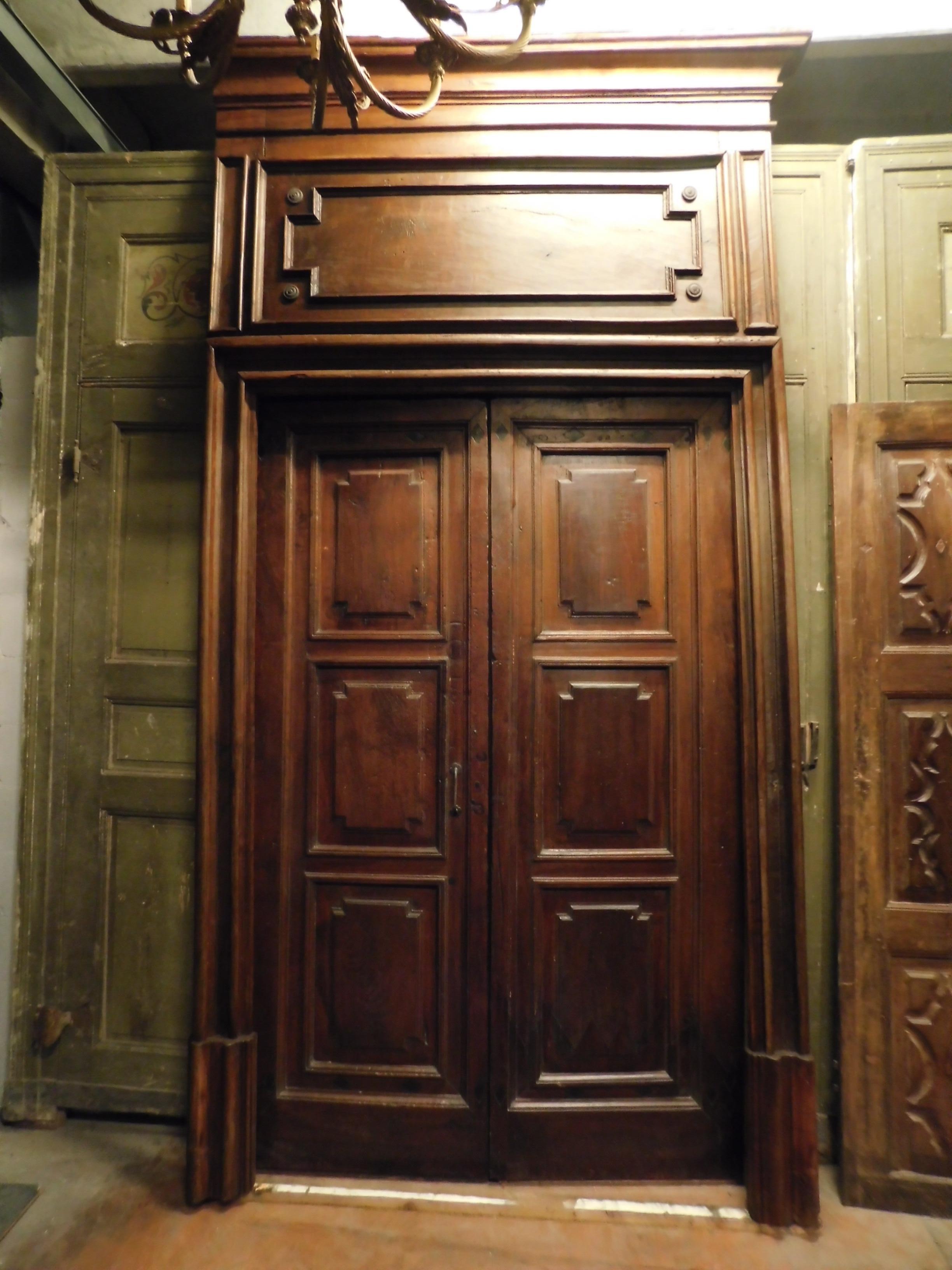 Antique Walnut Entrance Main Door Complete with Portal, 18th Century, Italy In Good Condition For Sale In Cuneo, Italy (CN)
