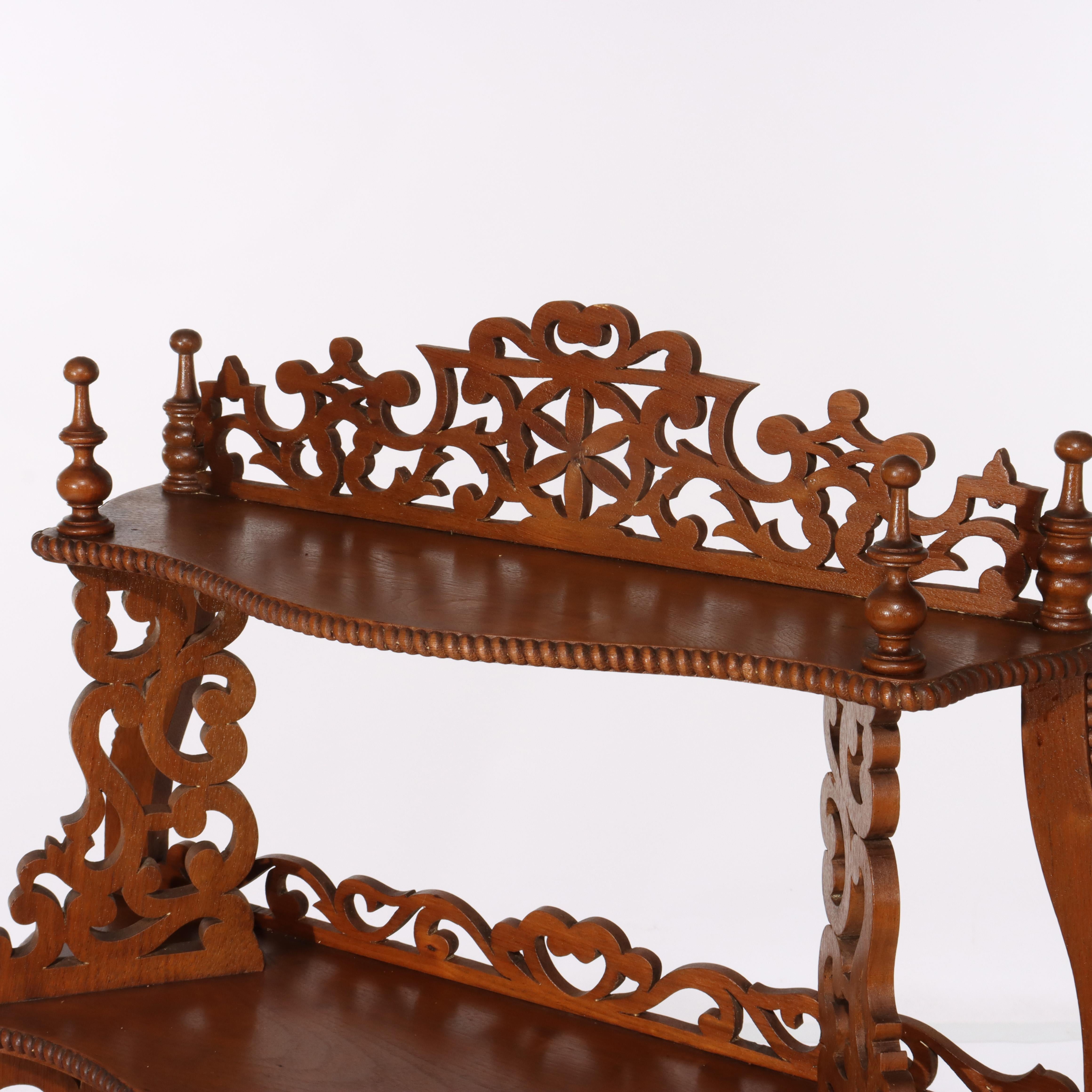 XIX secolo Etagere a cinque ripiani con cassetto in noce antico filigranato C1880 in vendita