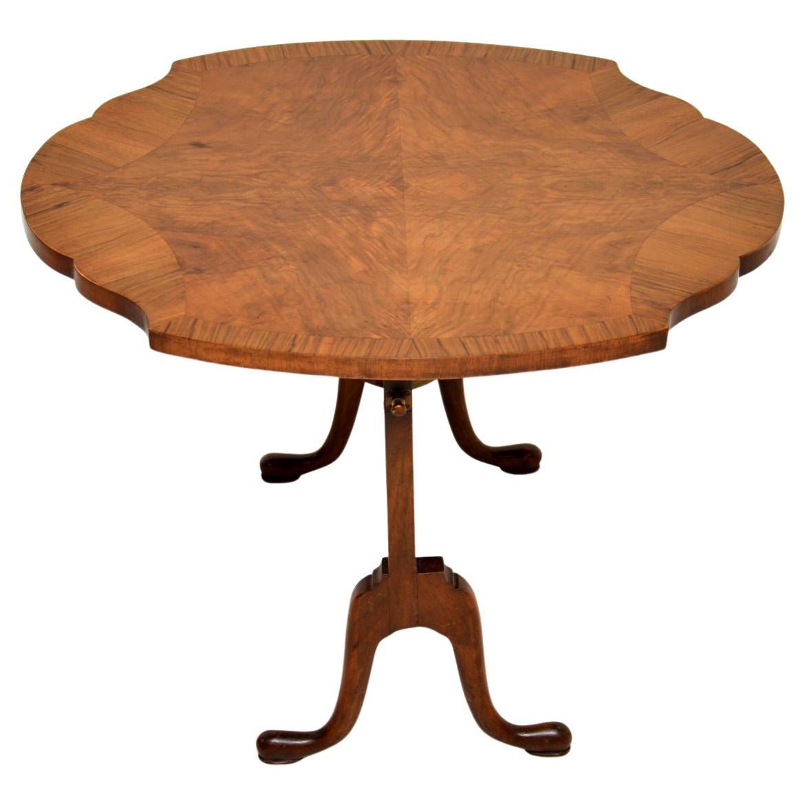 A wonderful antique walnut side table, this was made in England, it dates from around the 1900-1920 period.

The top tilts to be used vertically as a fire screen or horizontally as an occasional side / coffee table.

The quality is excellent,