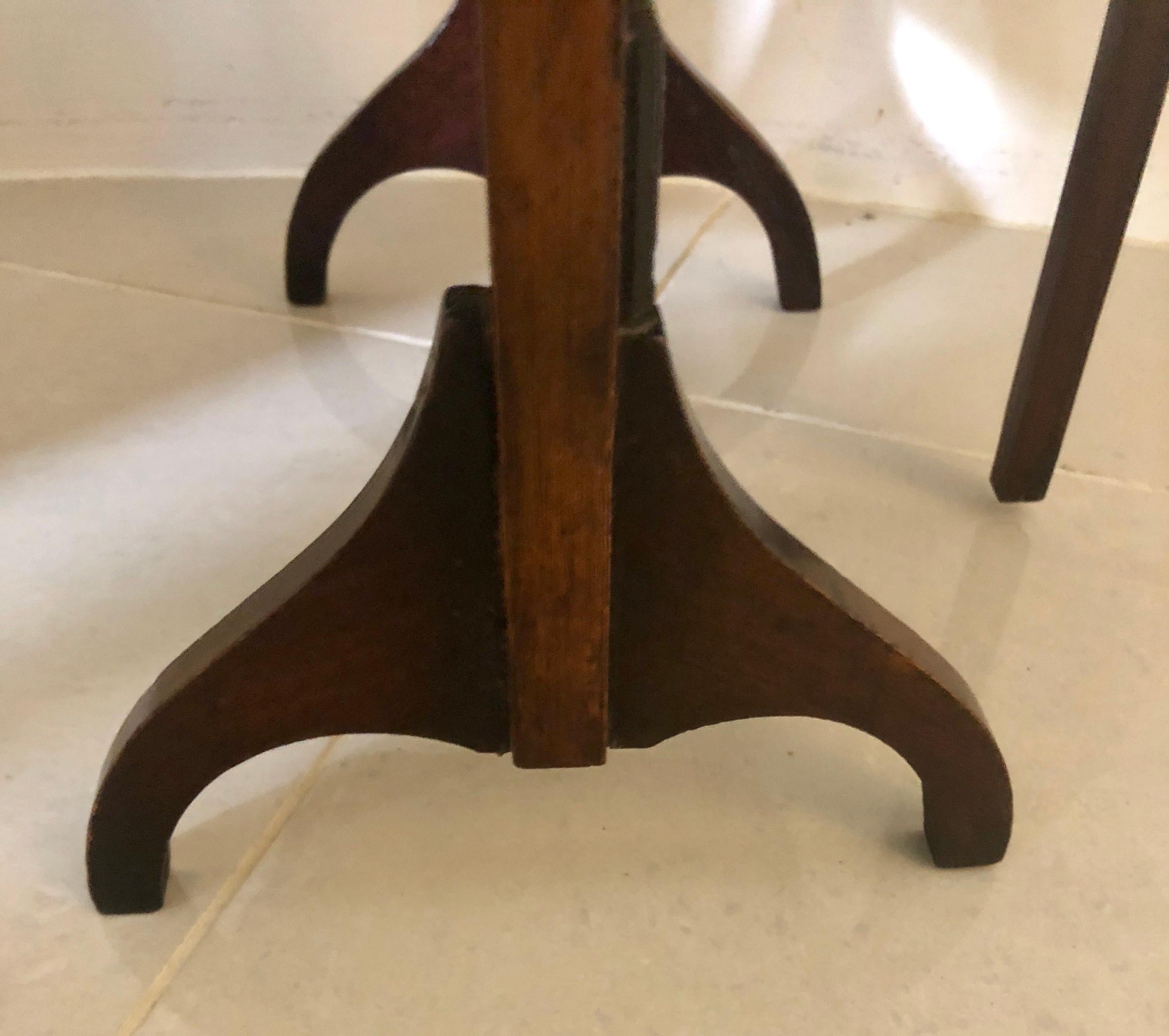 Soporte para tartas plegable de 3 pisos de nogal antiguo principios del siglo XX en venta