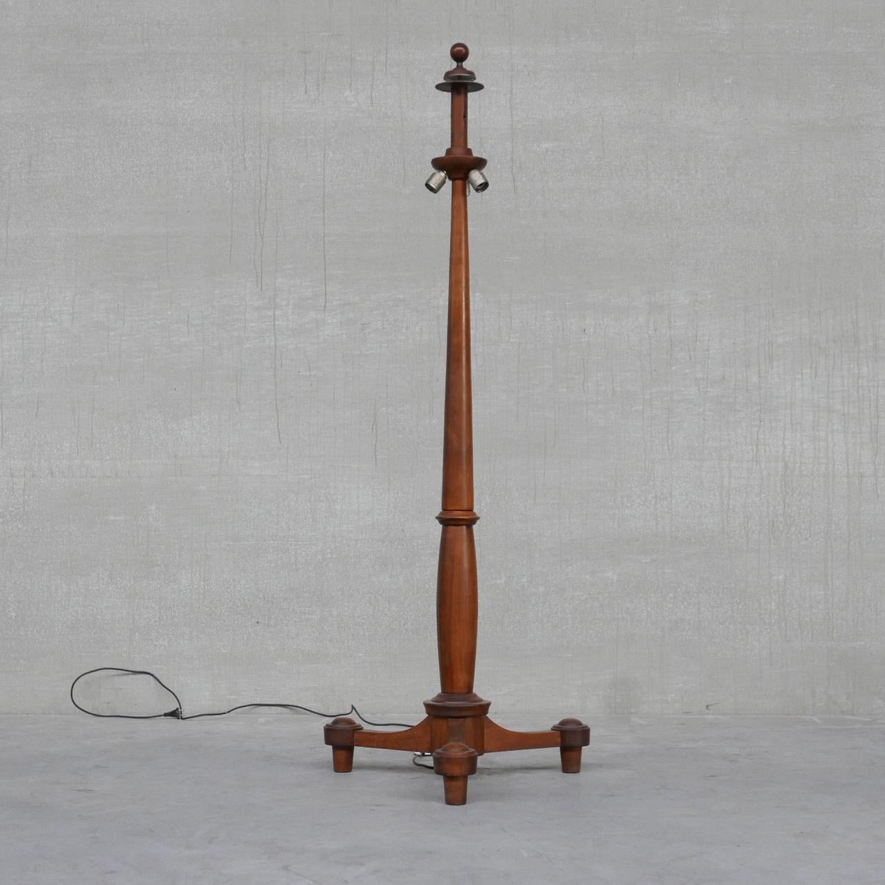 Lampada da terra francese in noce antico In condizioni buone in vendita a London, GB