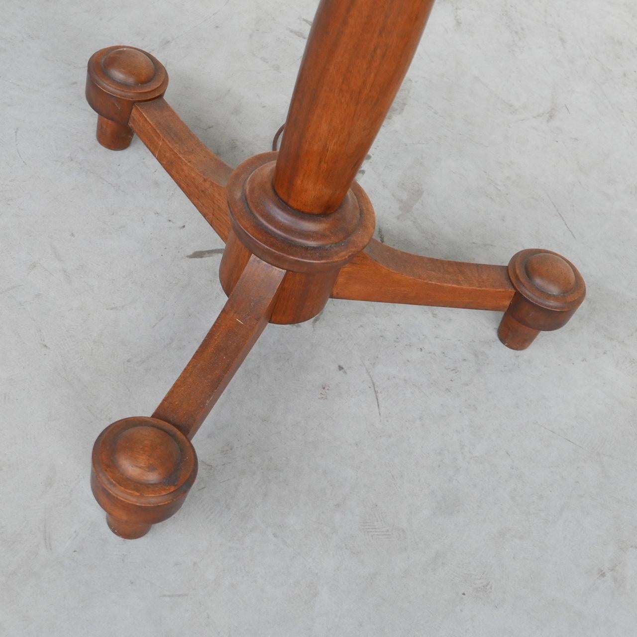 Metà XX secolo Lampada da terra francese in noce antico in vendita