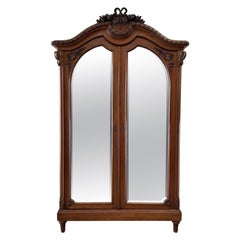 Ancienne armoire française de style Louis XVI en noyer sculpté avec ruban