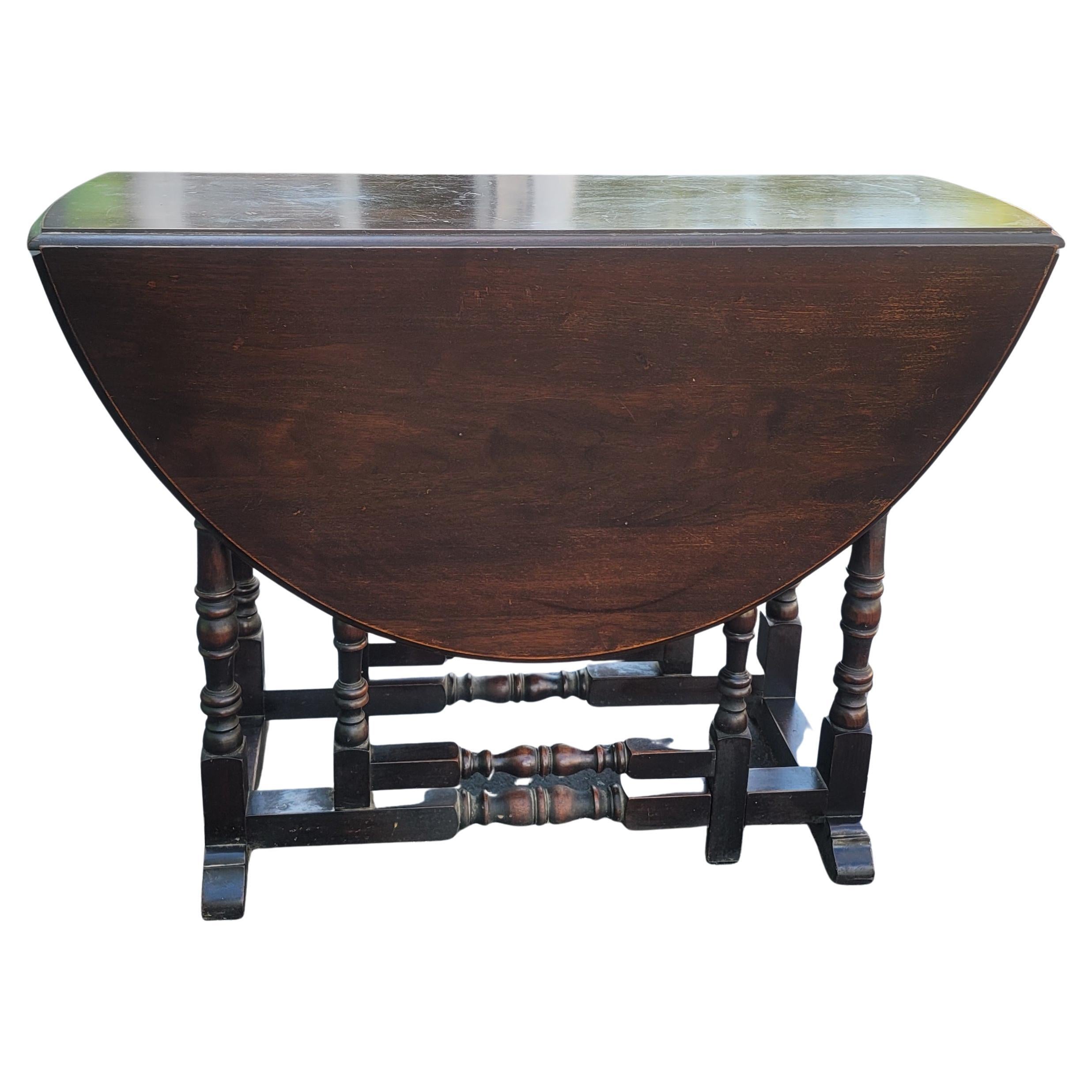 Antique Walnut Gatelegs Oval Table, Circa 1910s For Sale 3