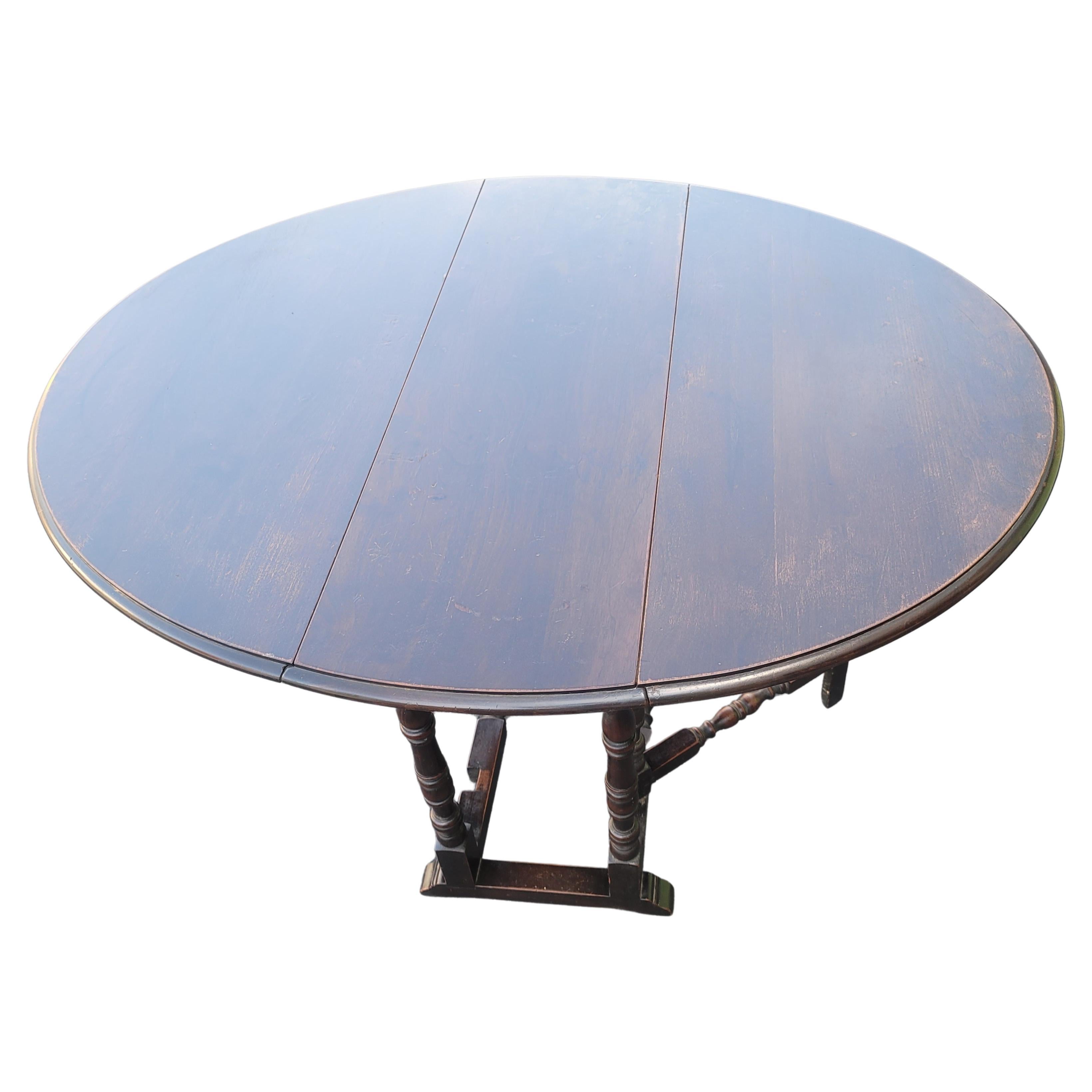 Antiker ovaler Tisch aus Nussbaumholz. Funktionierende Torpfosten. Ideal für kleine Essbereiche. Maßnahmen 48,5 
