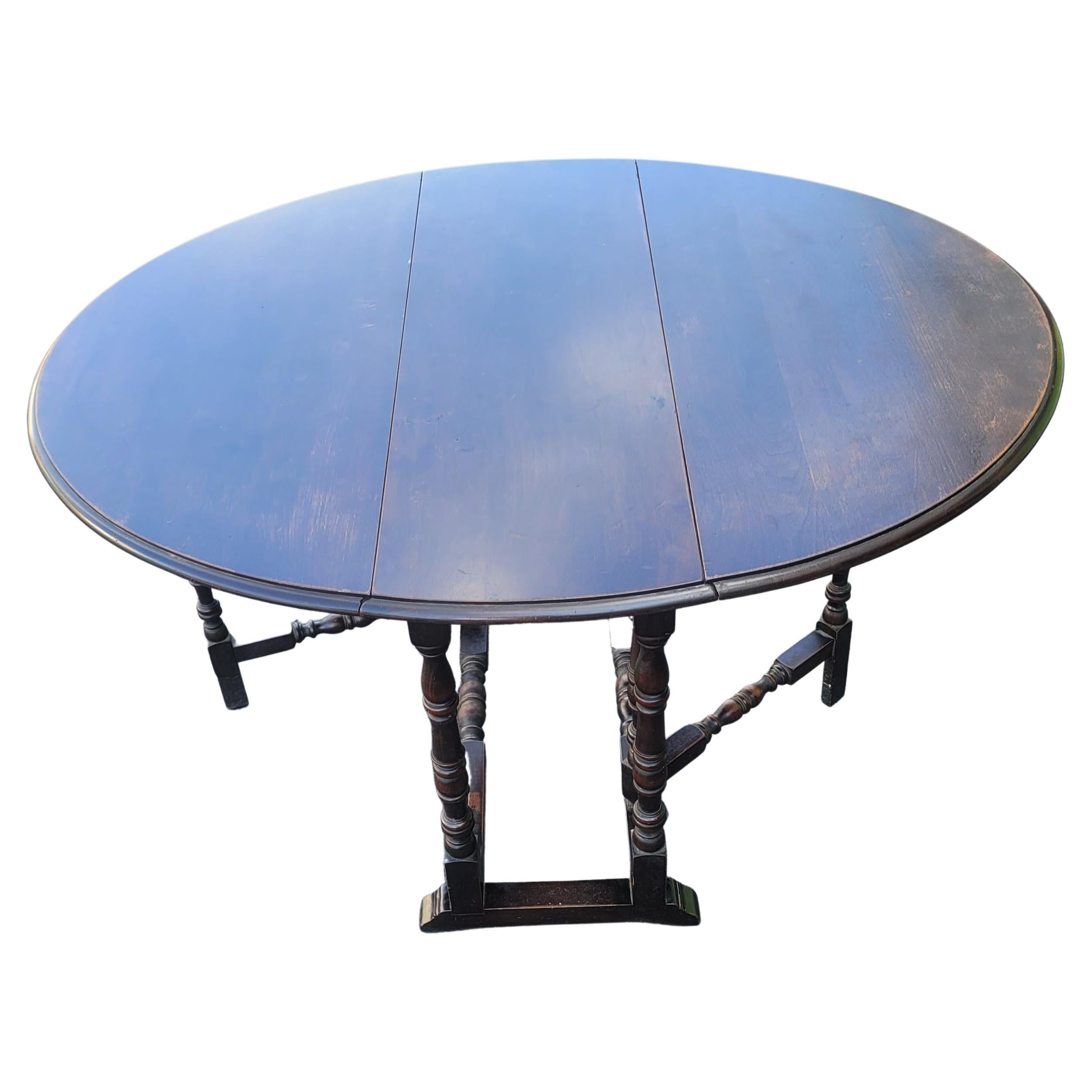 American Antique Walnut Gatelegs Oval Table, Circa 1910s For Sale