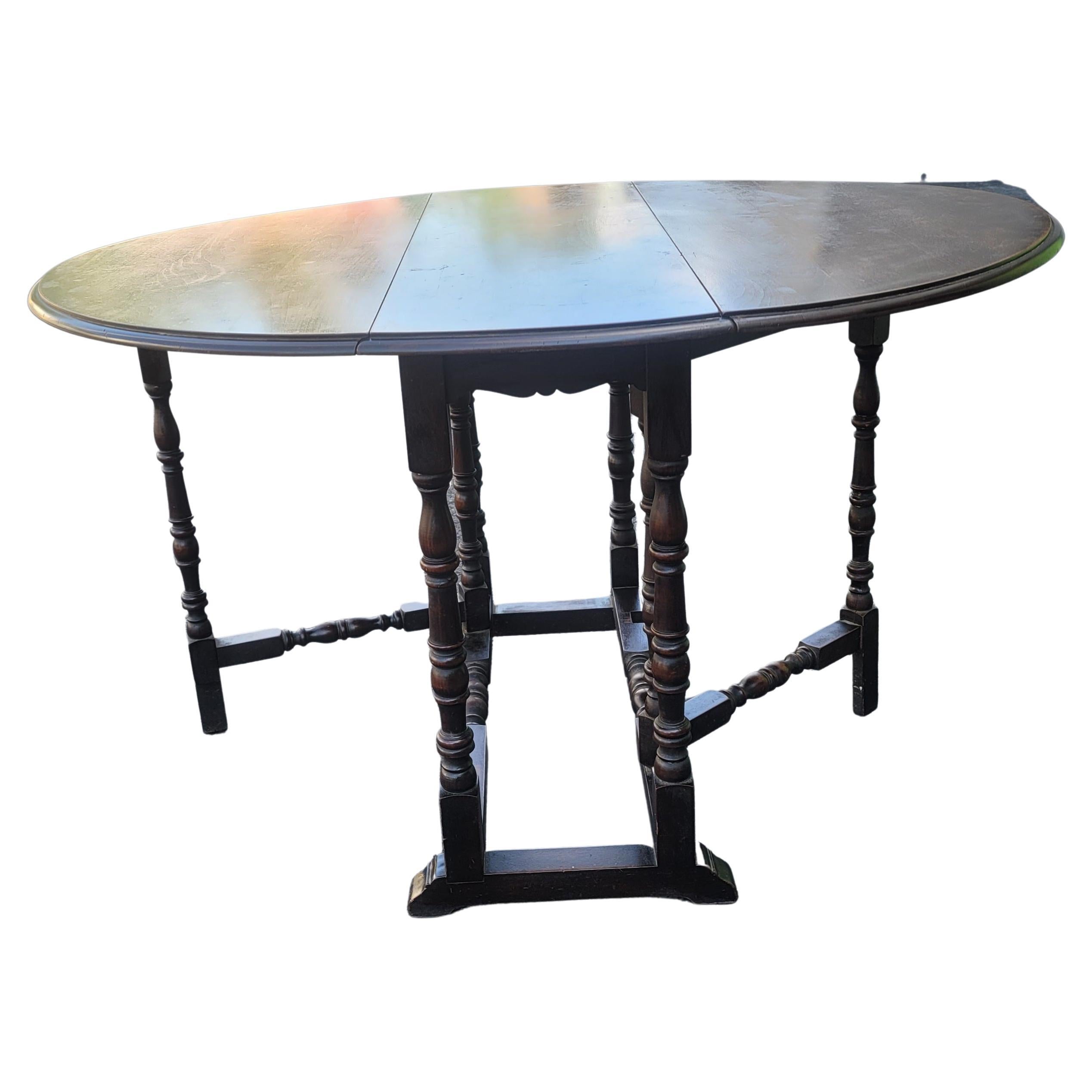 Antique Walnut Gatelegs Oval Table, Circa 1910s In Good Condition For Sale In Germantown, MD