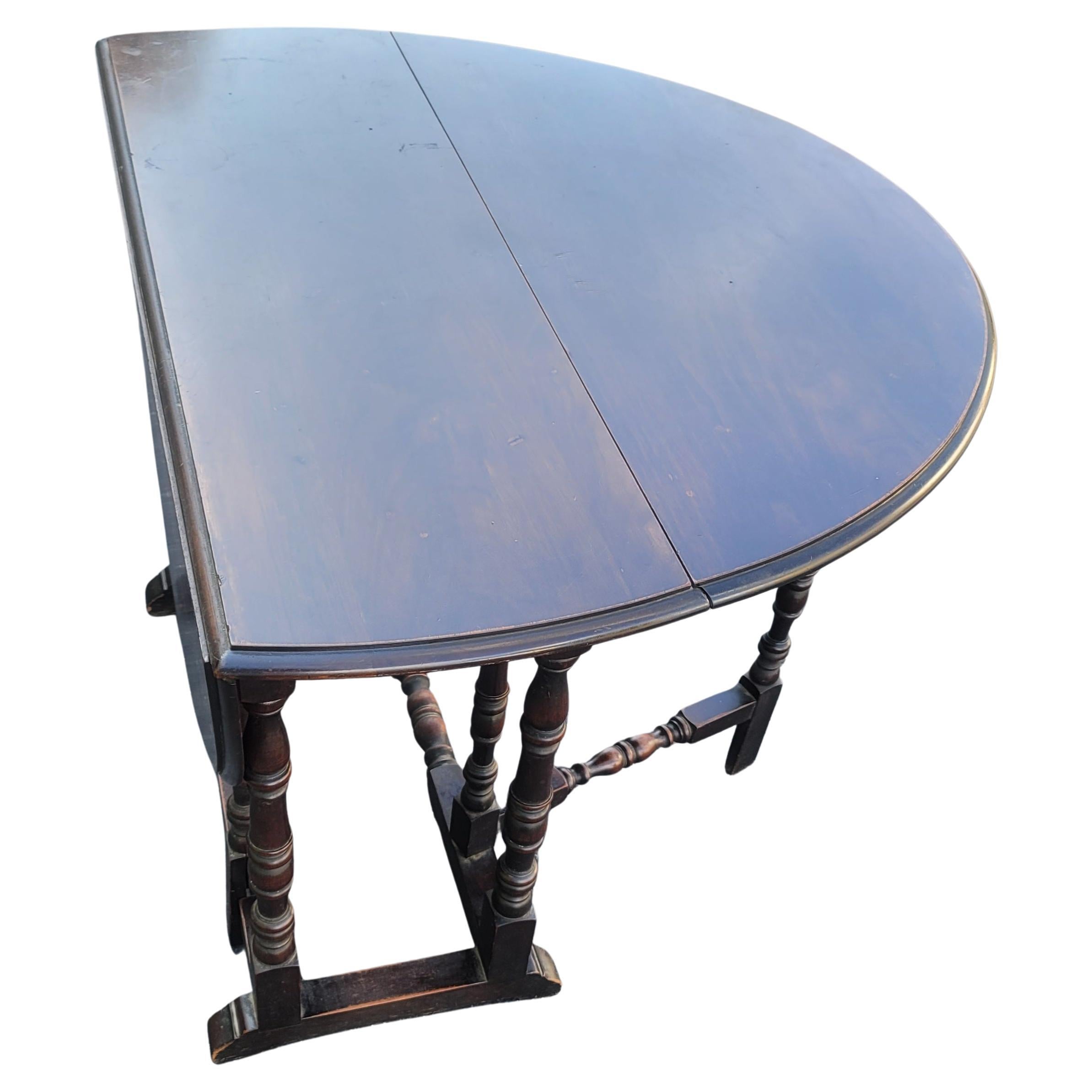 20th Century Antique Walnut Gatelegs Oval Table, Circa 1910s For Sale