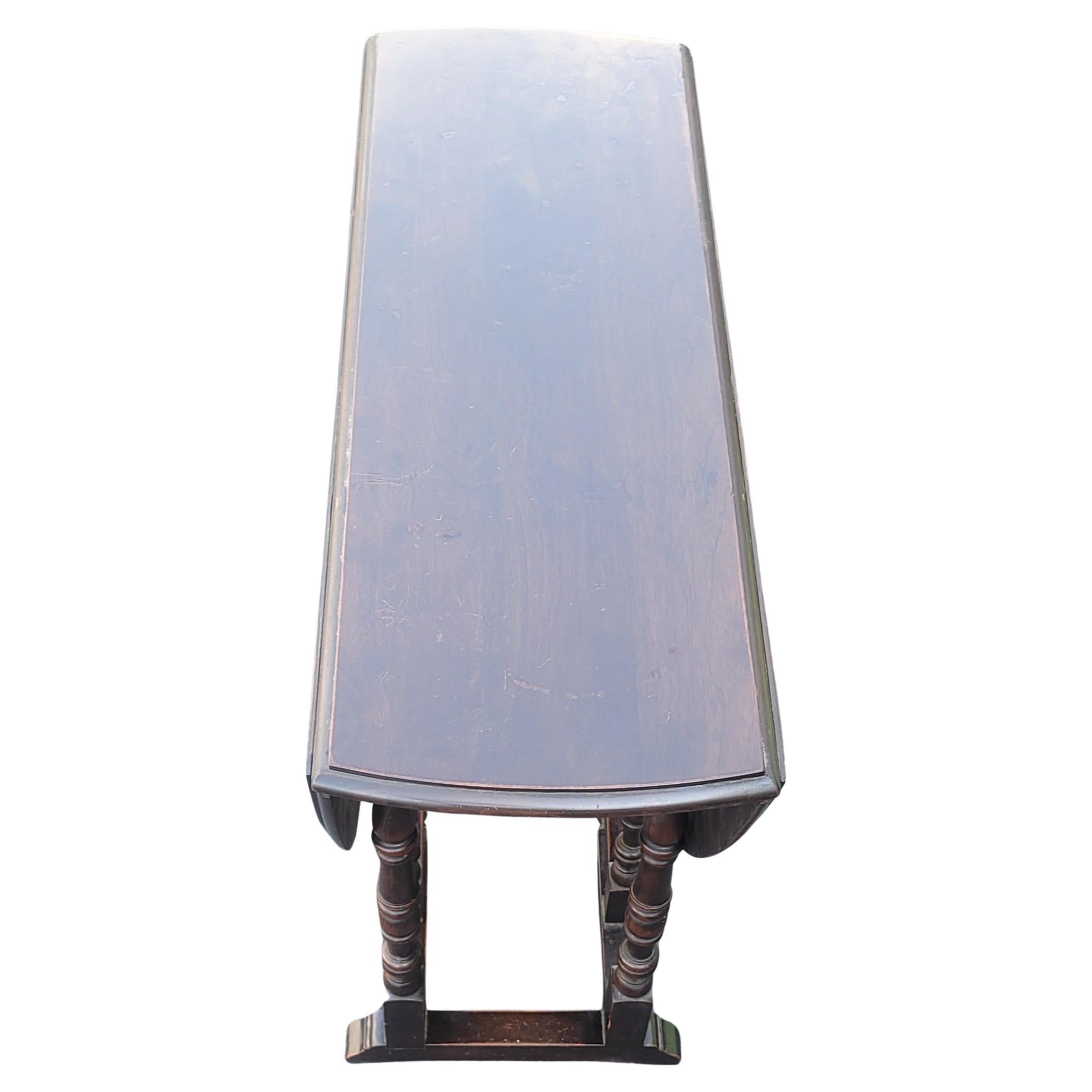 Antique Walnut Gatelegs Oval Table, Circa 1910s For Sale 1