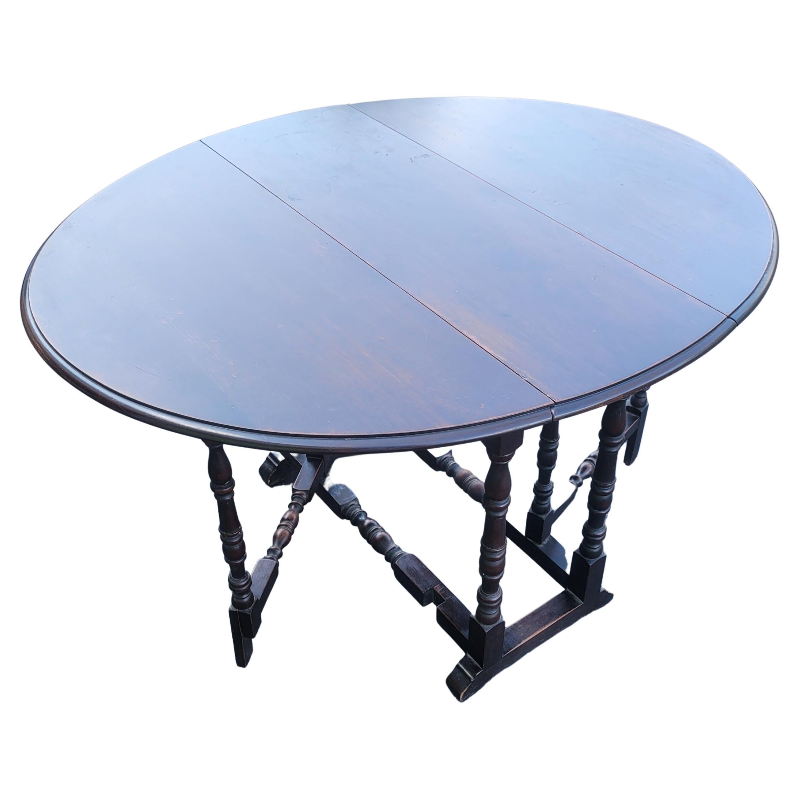 Antique Walnut Gatelegs Oval Table, Circa 1910s For Sale