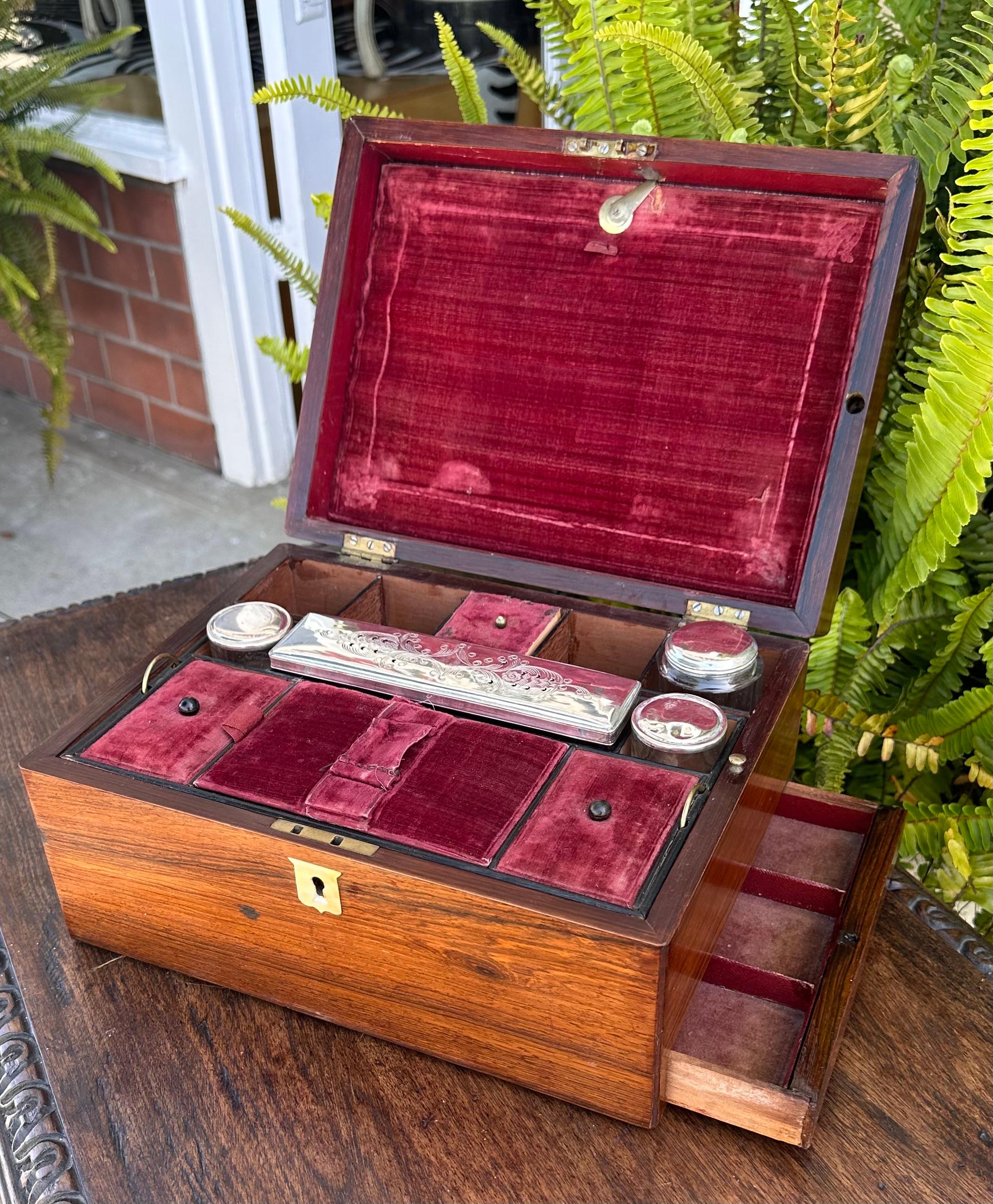 Antike Nussbaum Gentleman's Vanity Dressing oder Travel Box (Französisch) im Angebot