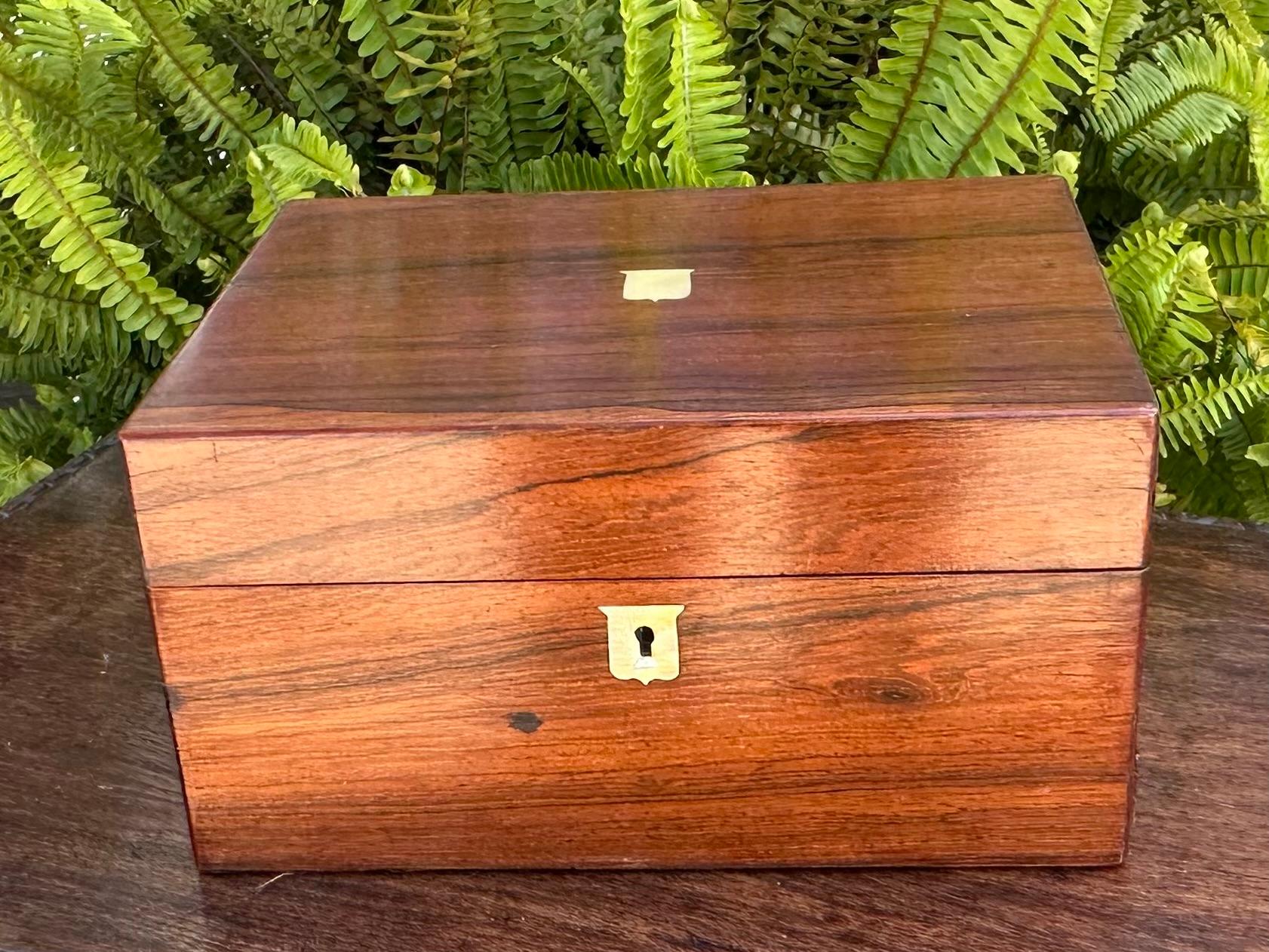 Antike Nussbaum Gentleman's Vanity Dressing oder Travel Box im Zustand „Gut“ im Angebot in LOS ANGELES, CA