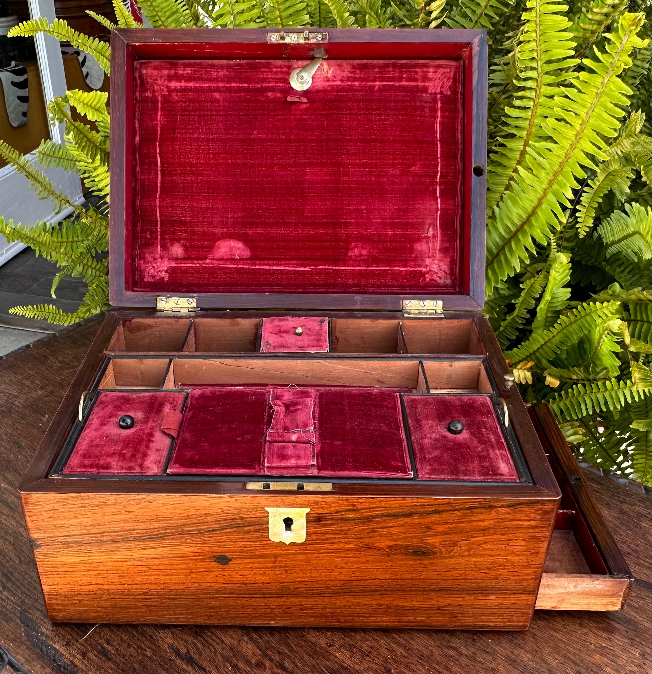 Antike Nussbaum Gentleman's Vanity Dressing oder Travel Box (Mittleres 19. Jahrhundert) im Angebot