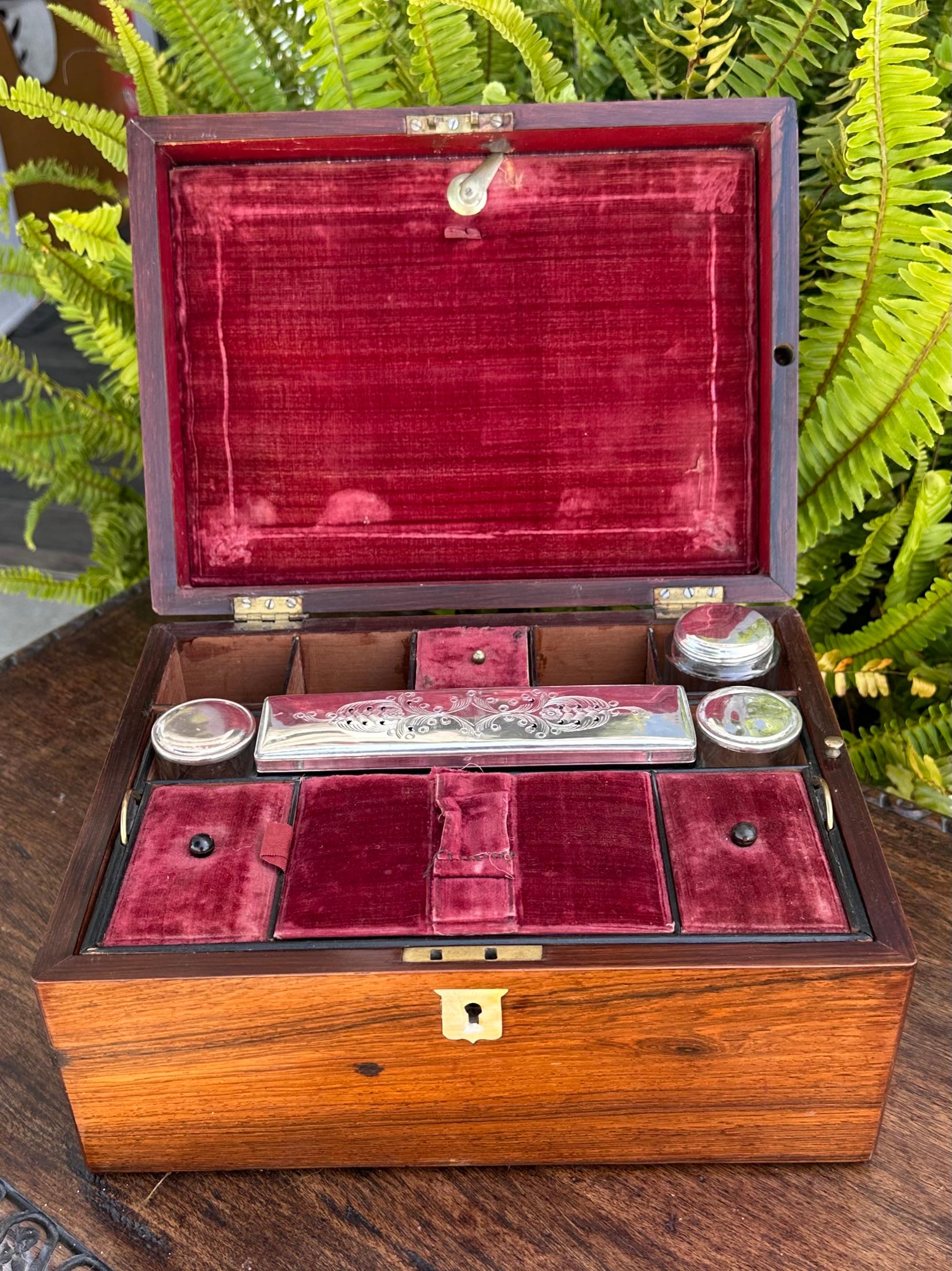 Antike Nussbaum Gentleman's Vanity Dressing oder Travel Box (Walnuss) im Angebot