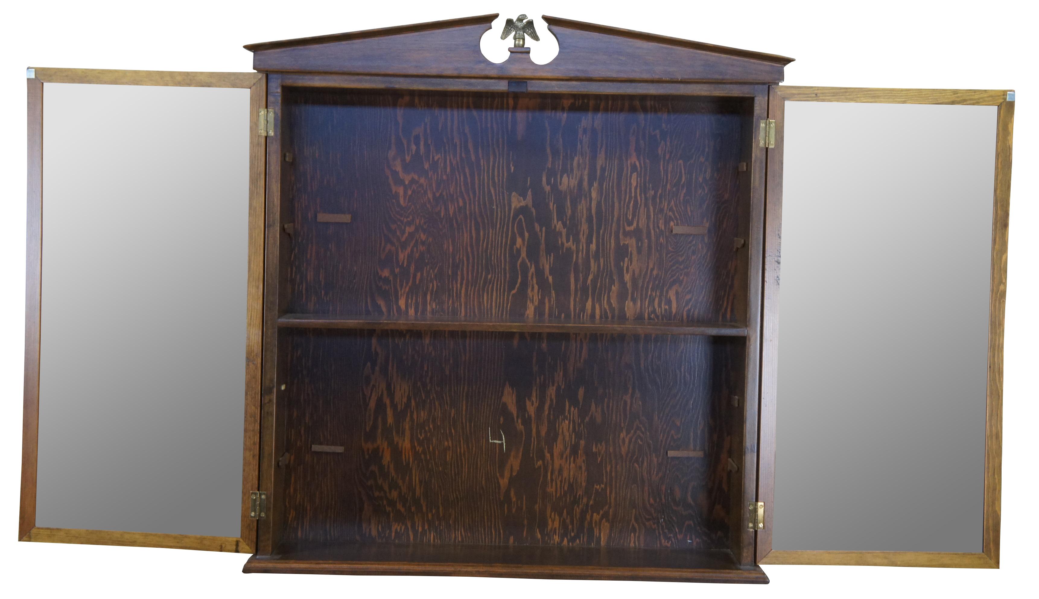 Antiker antiker Walnussholz-Wandschrank mit offenem Gitter, George III., Curio-Schrank, Federal Eagle im Zustand „Gut“ im Angebot in Dayton, OH