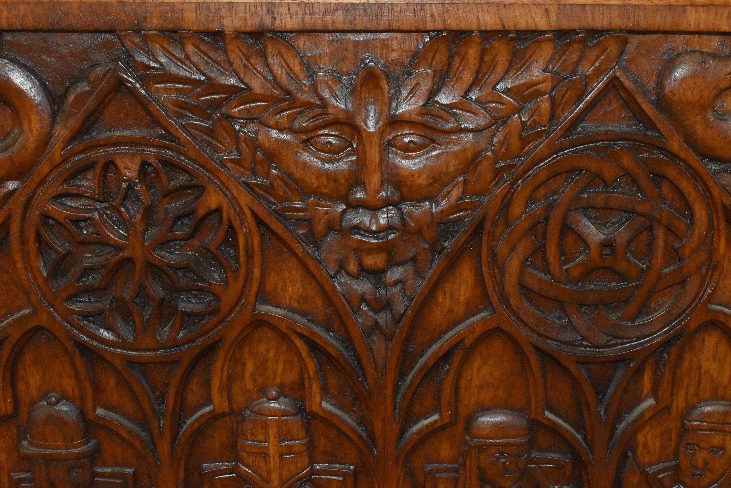 Inconnu Ancien meuble de rangement à liqueur en noyer de style néo-gothique sculpté, avec oiseaux et visages mythiques de renard en vente