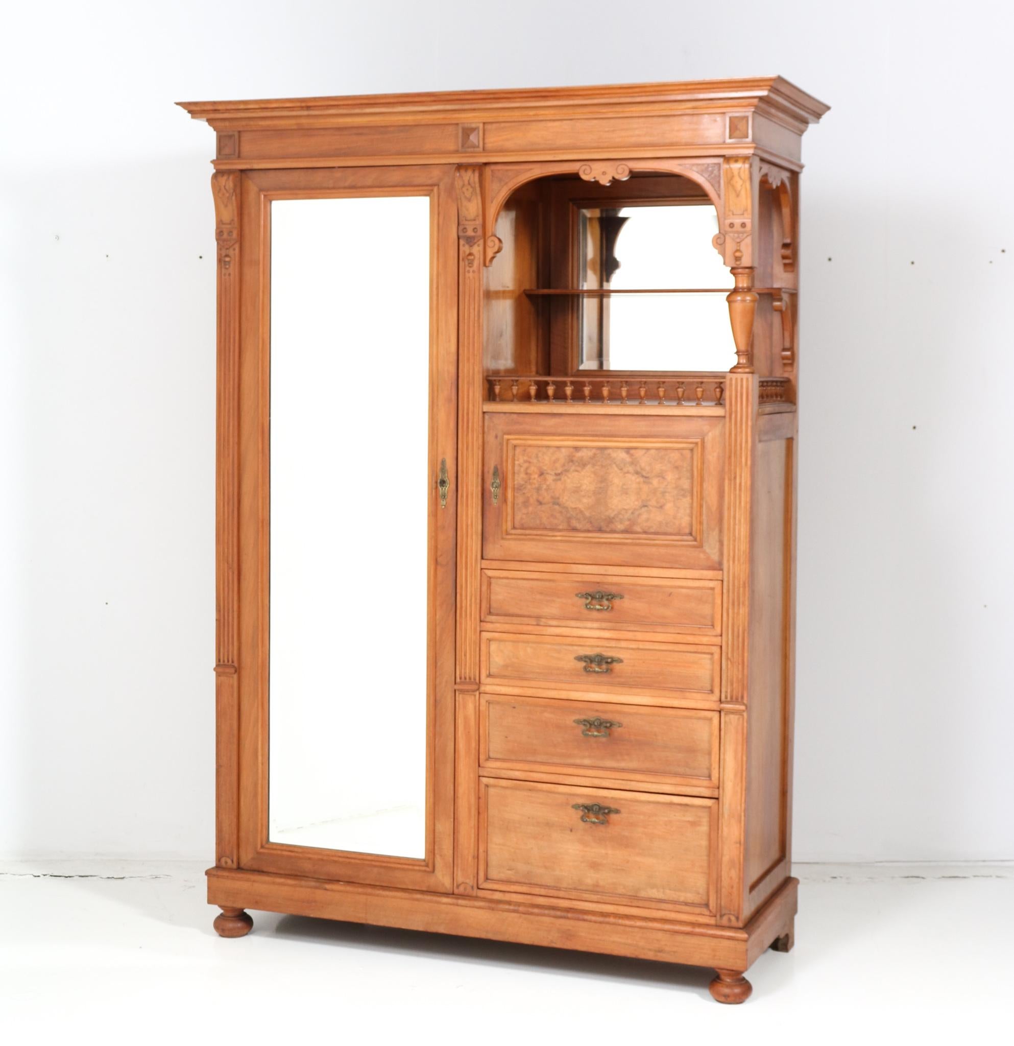 Style international Armoire ou penderie Gründerzeit ancienne en noyer, années 1890 en vente