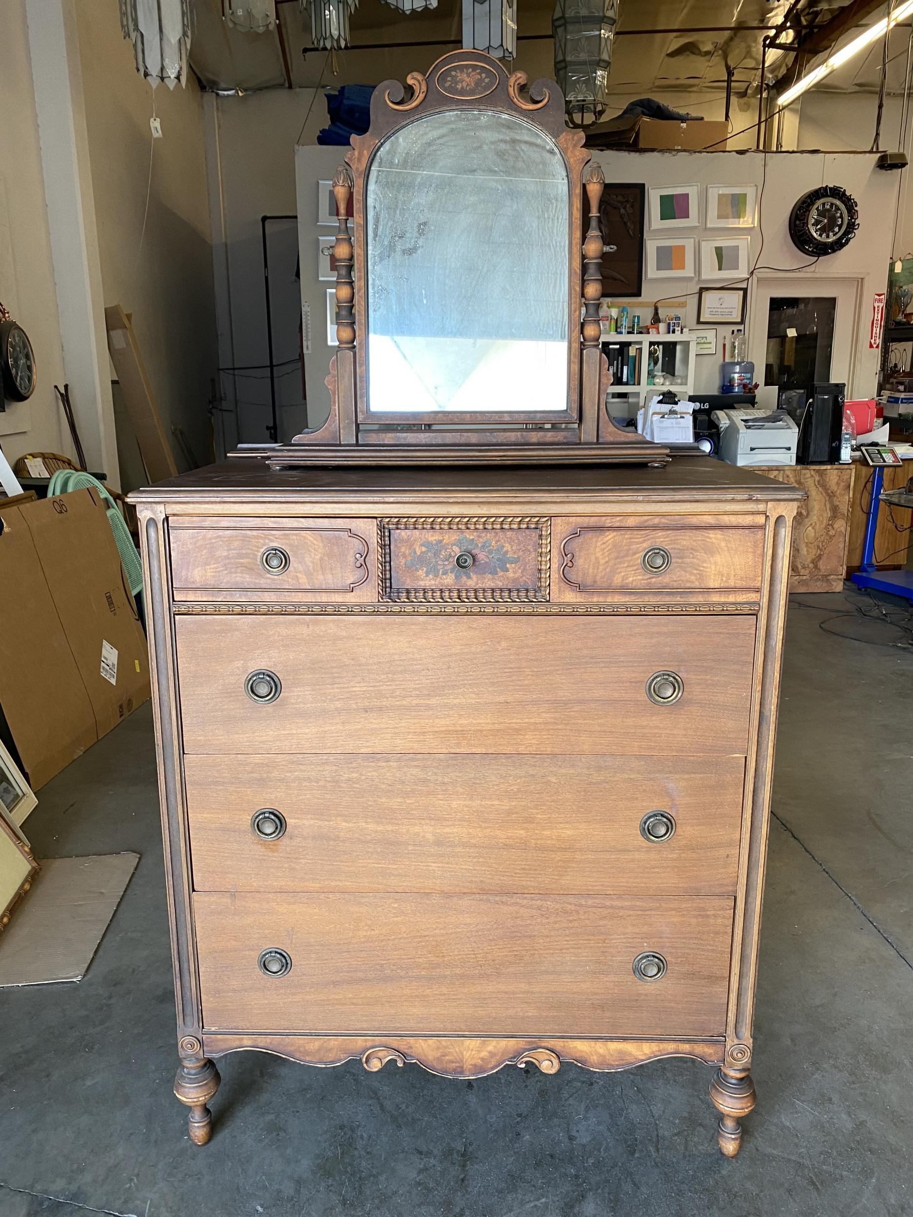 Milieu du XXe siècle Commode haute ancienne en noyer avec miroir de table de coiffeuse par Berkey & Gay Furniture en vente