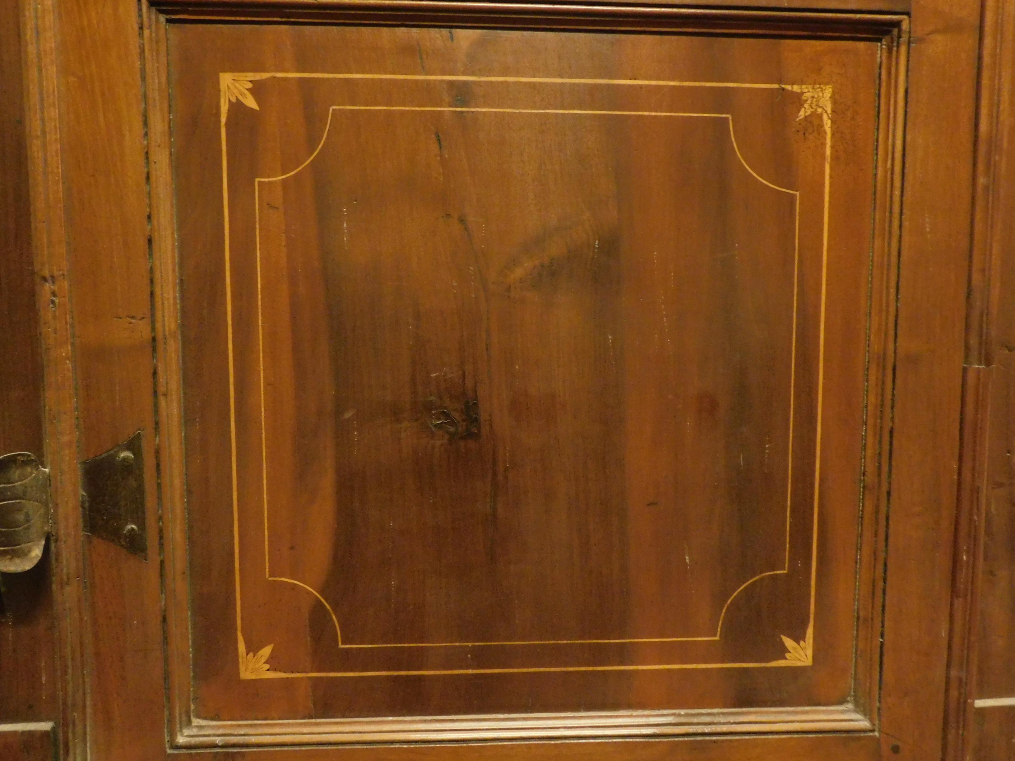 Antigua puerta interior con marco de incrustaciones de nogal, Siglo XVIII, Italia siglo XVIII en venta